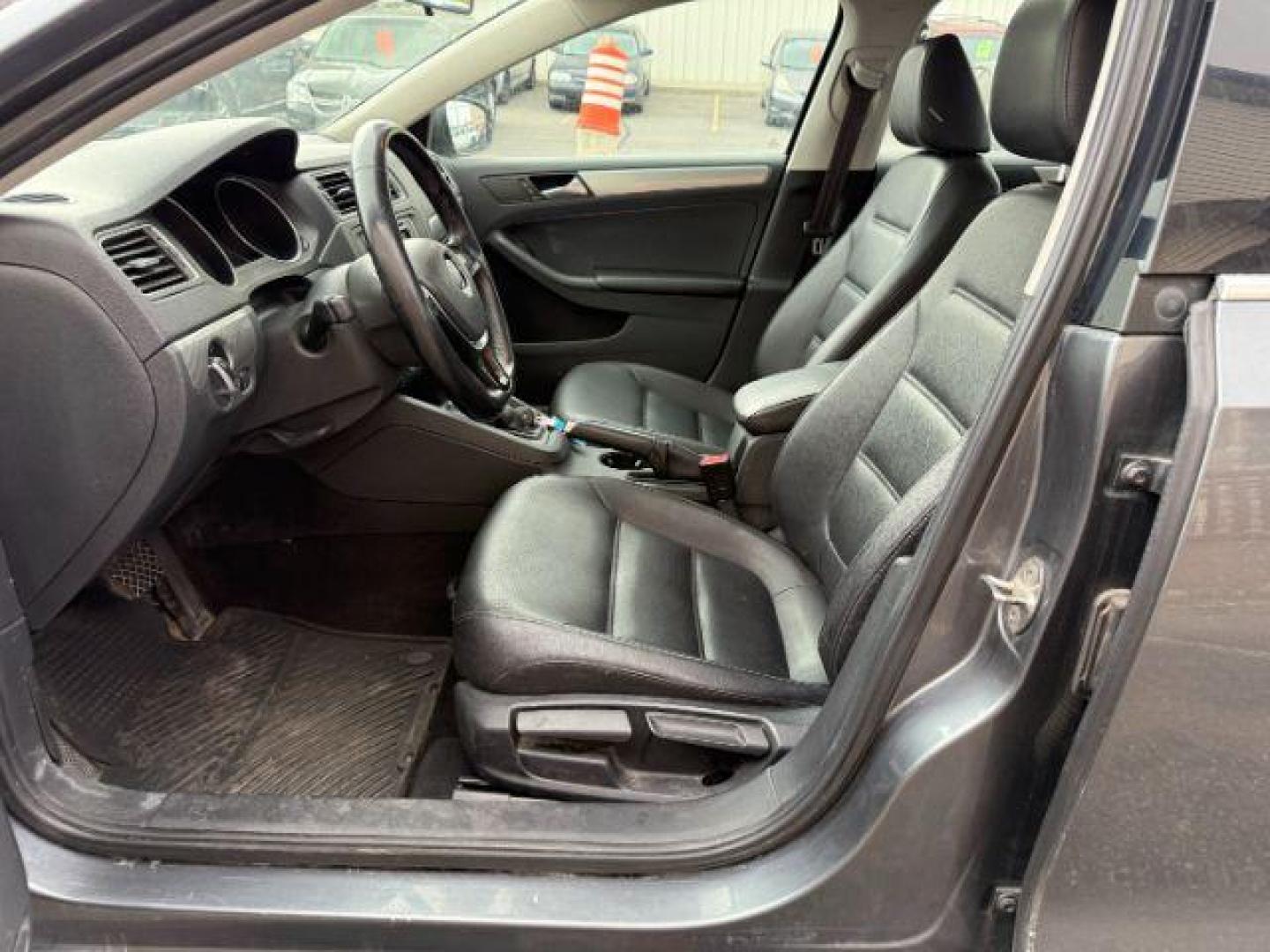 2017 GRAY /LEATHER VW JETTA SE (3VWDB7AJ4HM) with an 4CYL engine, AUTOMATIC transmission, located at 1235 N Woodruff Ave., Idaho Falls, 83401, (208) 523-1053, 43.507172, -112.000488 - At Timberline Auto, finding a great deal on your next vehicle is always easy! Our experienced sales staff's goal is to help find you the right vehicle at the right price! Our knowledgeable finance department has options for almost any credit score. We offer extended service contract options to prote - Photo#8
