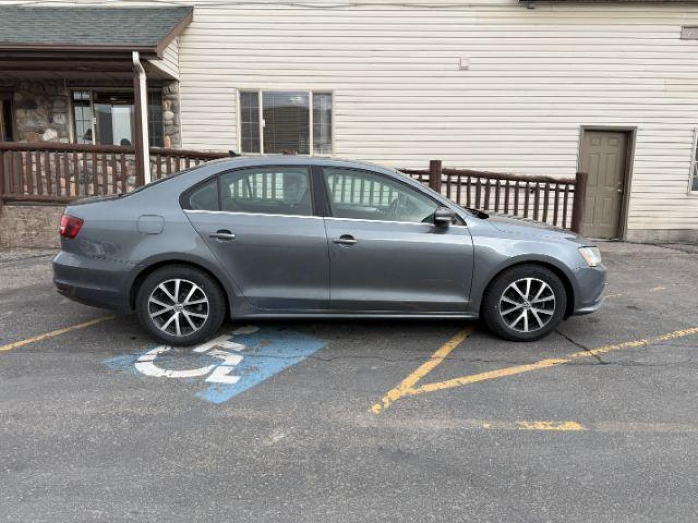 2017 GRAY /LEATHER VW JETTA SE (3VWDB7AJ4HM) with an 4CYL engine, AUTOMATIC transmission, located at 1235 N Woodruff Ave., Idaho Falls, 83401, (208) 523-1053, 43.507172, -112.000488 - At Timberline Auto, finding a great deal on your next vehicle is always easy! Our experienced sales staff's goal is to help find you the right vehicle at the right price! Our knowledgeable finance department has options for almost any credit score. We offer extended service contract options to prote - Photo#22