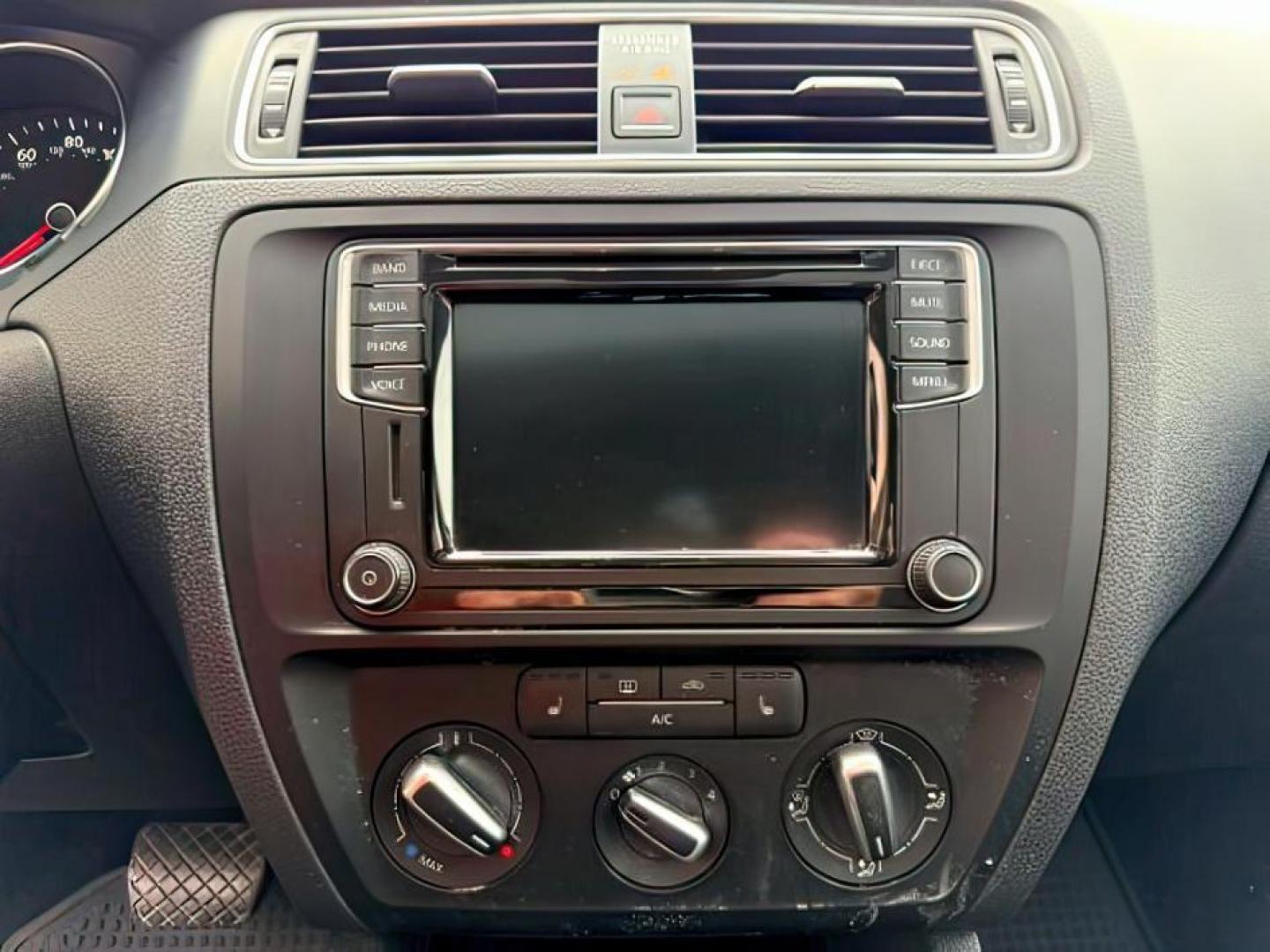 2017 GRAY /LEATHER VW JETTA SE (3VWDB7AJ4HM) with an 4CYL engine, AUTOMATIC transmission, located at 1235 N Woodruff Ave., Idaho Falls, 83401, (208) 523-1053, 43.507172, -112.000488 - At Timberline Auto, finding a great deal on your next vehicle is always easy! Our experienced sales staff's goal is to help find you the right vehicle at the right price! Our knowledgeable finance department has options for almost any credit score. We offer extended service contract options to prote - Photo#11