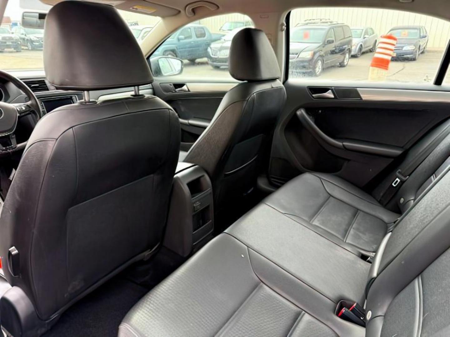 2017 GRAY /LEATHER VW JETTA SE (3VWDB7AJ4HM) with an 4CYL engine, AUTOMATIC transmission, located at 1235 N Woodruff Ave., Idaho Falls, 83401, (208) 523-1053, 43.507172, -112.000488 - At Timberline Auto, finding a great deal on your next vehicle is always easy! Our experienced sales staff's goal is to help find you the right vehicle at the right price! Our knowledgeable finance department has options for almost any credit score. We offer extended service contract options to prote - Photo#16