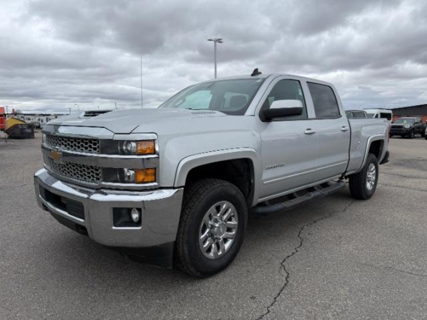 2019 Silver Ice Metallic /Jet Black Chevrolet Silverado 2500HD LT | LT (1GC1KSEY3KF) with an Duramax 6.6L V-8 diesel direct injection engine, AUTOMATIC transmission, located at 1235 N Woodruff Ave., Idaho Falls, 83401, (208) 523-1053, 43.507172, -112.000488 - Photo#0