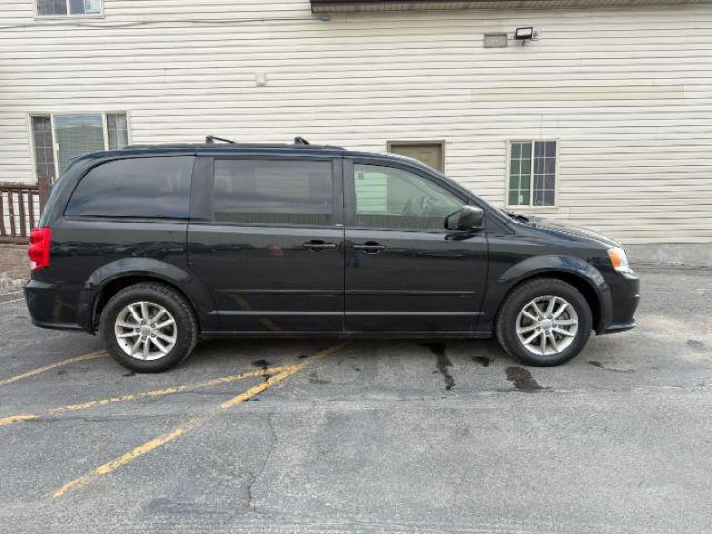 2014 GRAY /Black Dodge Grand Caravan SXT (2C4RDGCG5ER) with an 3.6L V-6 DOHC engine, AUTOMATIC transmission, located at 1235 N Woodruff Ave., Idaho Falls, 83401, (208) 523-1053, 43.507172, -112.000488 - At Timberline Auto, finding a great deal on your next vehicle is always easy! Our experienced sales staff's goal is to help find you the right vehicle at the right price! Our knowledgeable finance department has options for almost any credit score. We offer extended service contract options to prote - Photo#4