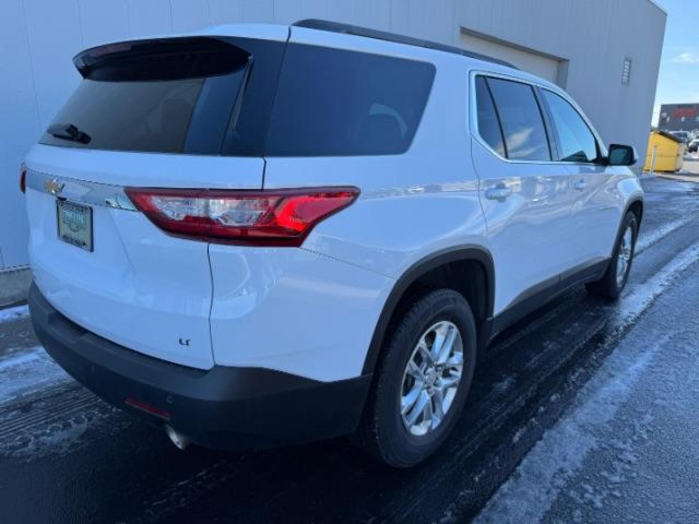 2021 Summit White /Jet Black Chevrolet Traverse AWD LT Cloth (1GNEVGKW1MJ) with an 3.6L V-6 gasoline direct injection engine, AUTOMATIC transmission, located at 1235 N Woodruff Ave., Idaho Falls, 83401, (208) 523-1053, 43.507172, -112.000488 - Photo#3