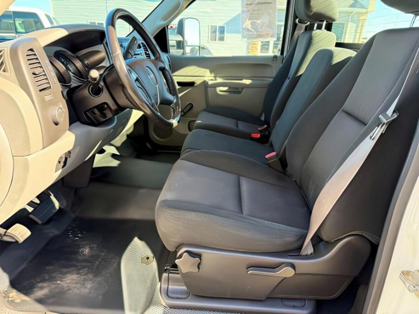 2013 Summit White /Dark Titanium GMC Sierra 2500HD SLE (1GT02ZC87DZ) with an Duramax 6.6L V-8 diesel direct injection engine, AUTOMATIC transmission, located at 1235 N Woodruff Ave., Idaho Falls, 83401, (208) 523-1053, 43.507172, -112.000488 - At Timberline Auto, finding a great deal on your next vehicle is always easy! Our experienced sales staff's goal is to help find you the right vehicle at the right price! Our knowledgeable finance department has options for almost any credit score. We offer extended service contract options to prote - Photo#8