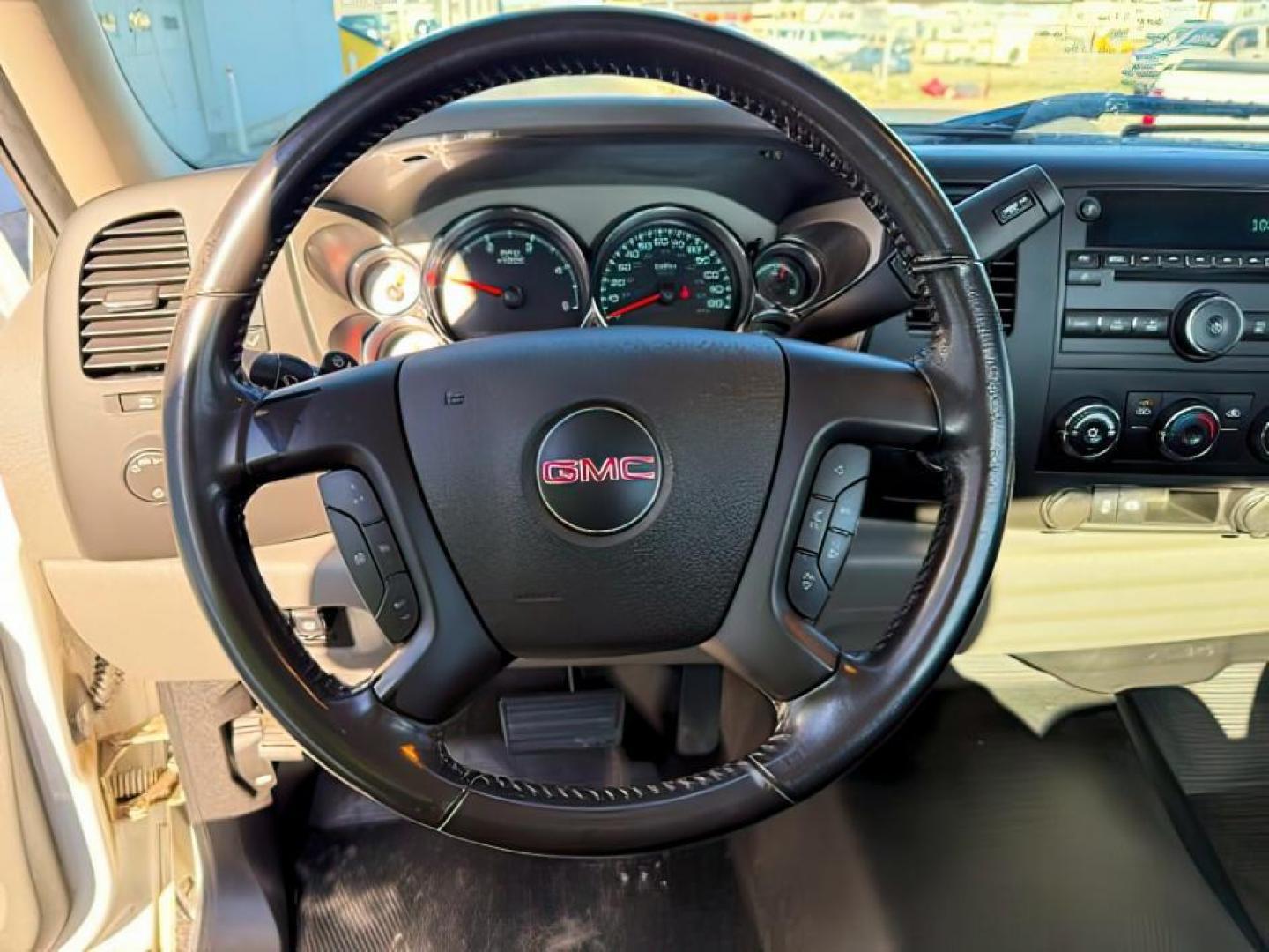 2013 Summit White /Dark Titanium GMC Sierra 2500HD SLE (1GT02ZC87DZ) with an Duramax 6.6L V-8 diesel direct injection engine, AUTOMATIC transmission, located at 1235 N Woodruff Ave., Idaho Falls, 83401, (208) 523-1053, 43.507172, -112.000488 - At Timberline Auto, finding a great deal on your next vehicle is always easy! Our experienced sales staff's goal is to help find you the right vehicle at the right price! Our knowledgeable finance department has options for almost any credit score. We offer extended service contract options to prote - Photo#10