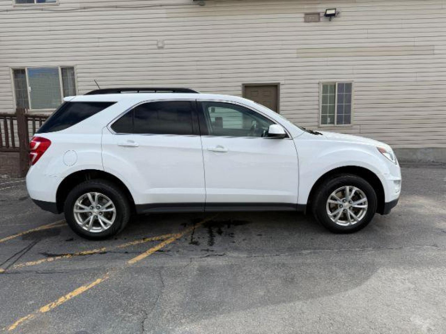 2017 Summit White /Jet Black Chevrolet Equinox LT (2GNFLFEK2H6) with an 2.4L I-4 gasoline direct injection engine, located at 1235 N Woodruff Ave., Idaho Falls, 83401, (208) 523-1053, 43.507172, -112.000488 - At Timberline Auto, finding a great deal on your next vehicle is always easy! Our experienced sales staff's goal is to help find you the right vehicle at the right price! Our knowledgeable finance department has options for almost any credit score. We offer extended service contract options to prote - Photo#5