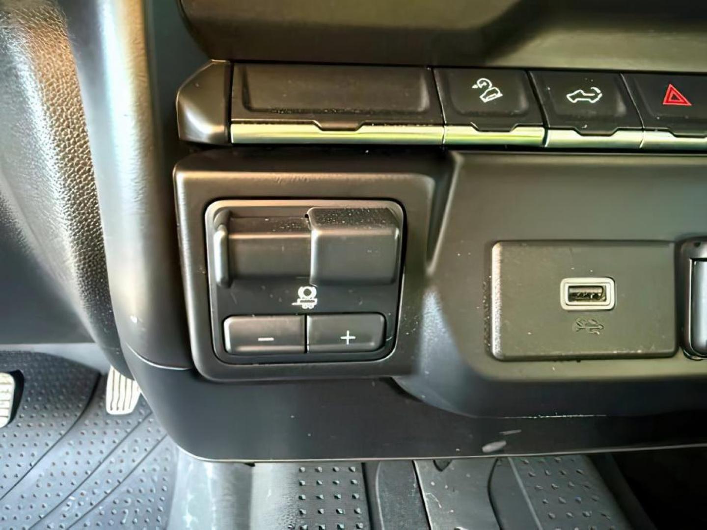2020 WHITE /CLOTH Chevrolet Silverado 1500 CLOTH (1GCPYCEF0LZ) with an 5.3 engine, AUTOMATIC transmission, located at 1235 N Woodruff Ave., Idaho Falls, 83401, (208) 523-1053, 43.507172, -112.000488 - At Timberline Auto, finding a great deal on your next vehicle is always easy! Our experienced sales staff's goal is to help find you the right vehicle at the right price! Our knowledgeable finance department has options for almost any credit score. We offer extended service contract options to prote - Photo#12