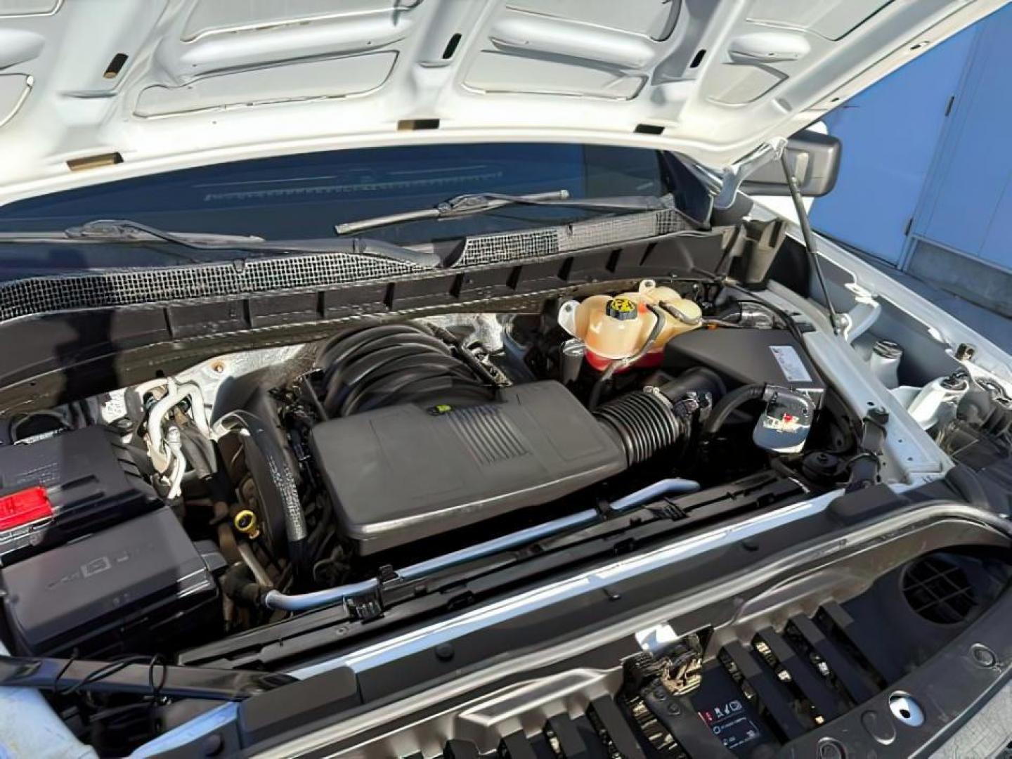 2020 WHITE /CLOTH Chevrolet Silverado 1500 CLOTH (1GCPYCEF0LZ) with an 5.3 engine, AUTOMATIC transmission, located at 1235 N Woodruff Ave., Idaho Falls, 83401, (208) 523-1053, 43.507172, -112.000488 - At Timberline Auto, finding a great deal on your next vehicle is always easy! Our experienced sales staff's goal is to help find you the right vehicle at the right price! Our knowledgeable finance department has options for almost any credit score. We offer extended service contract options to prote - Photo#16