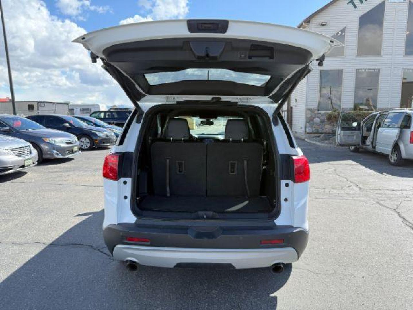 2018 Summit White /Jet Black GMC Acadia SLT-1 (1GKKNULS6JZ) with an 3.6L V-6 gasoline direct injection engine, AUTOMATIC transmission, located at 1235 N Woodruff Ave., Idaho Falls, 83401, (208) 523-1053, 43.507172, -112.000488 - At Timberline Auto, finding a great deal on your next vehicle is always easy! Our experienced sales staff's goal is to help find you the right vehicle at the right price! Our knowledgeable finance department has options for almost any credit score. We offer extended service contract options to prote - Photo#4