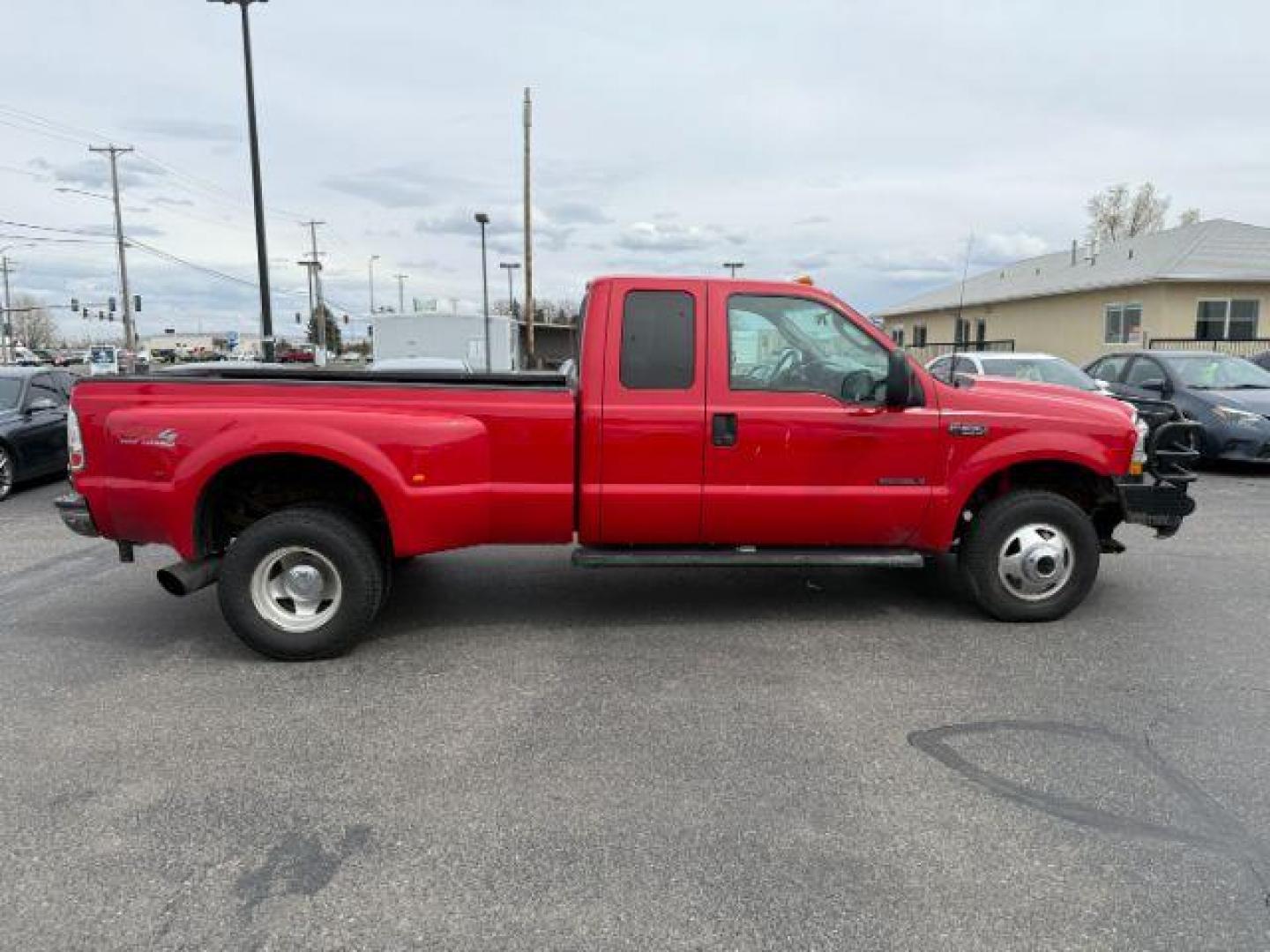 2003 Red Clearcoat /Medium Flint Ford F-350 XLT (1FTWX33F73E) with an Powerstroke 6L V-8 diesel direct injection engine, AUTOMATIC transmission, located at 1235 N Woodruff Ave., Idaho Falls, 83401, (208) 523-1053, 43.507172, -112.000488 - At Timberline Auto, finding a great deal on your next vehicle is always easy! Our experienced sales staff's goal is to help find you the right vehicle at the right price! Our knowledgeable finance department has options for almost any credit score. We offer extended service contract options to prote - Photo#5