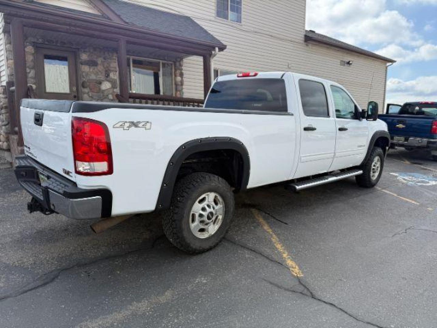 2012 WHITE /CLOTH GMC Sierra 2500HD SLE (1GT120CG6CF) with an 6.0 engine, AUTOMATIC transmission, located at 1235 N Woodruff Ave., Idaho Falls, 83401, (208) 523-1053, 43.507172, -112.000488 - At Timberline Auto, finding a great deal on your next vehicle is always easy! Our experienced sales staff's goal is to help find you the right vehicle at the right price! Our knowledgeable finance department has options for almost any credit score. We offer extended service contract options to prote - Photo#3