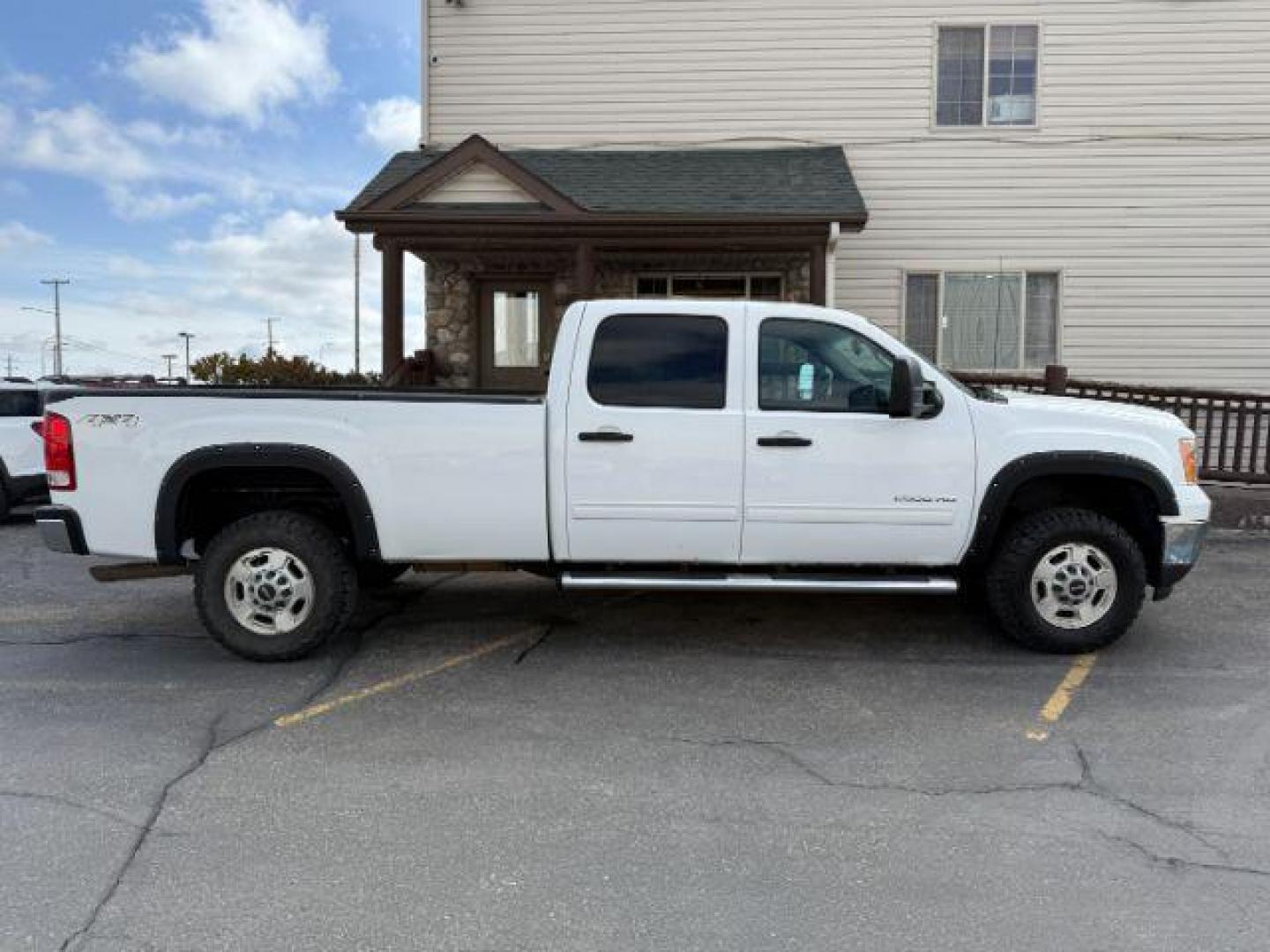 2012 WHITE /CLOTH GMC Sierra 2500HD SLE (1GT120CG6CF) with an 6.0 engine, AUTOMATIC transmission, located at 1235 N Woodruff Ave., Idaho Falls, 83401, (208) 523-1053, 43.507172, -112.000488 - At Timberline Auto, finding a great deal on your next vehicle is always easy! Our experienced sales staff's goal is to help find you the right vehicle at the right price! Our knowledgeable finance department has options for almost any credit score. We offer extended service contract options to prote - Photo#4