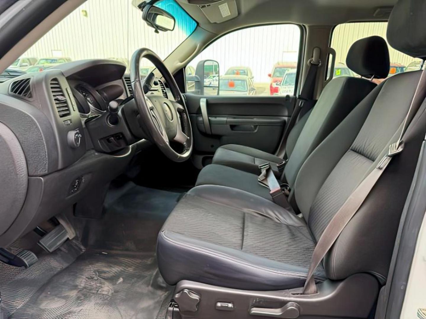 2012 WHITE /CLOTH GMC Sierra 2500HD SLE (1GT120CG6CF) with an 6.0 engine, AUTOMATIC transmission, located at 1235 N Woodruff Ave., Idaho Falls, 83401, (208) 523-1053, 43.507172, -112.000488 - At Timberline Auto, finding a great deal on your next vehicle is always easy! Our experienced sales staff's goal is to help find you the right vehicle at the right price! Our knowledgeable finance department has options for almost any credit score. We offer extended service contract options to prote - Photo#8