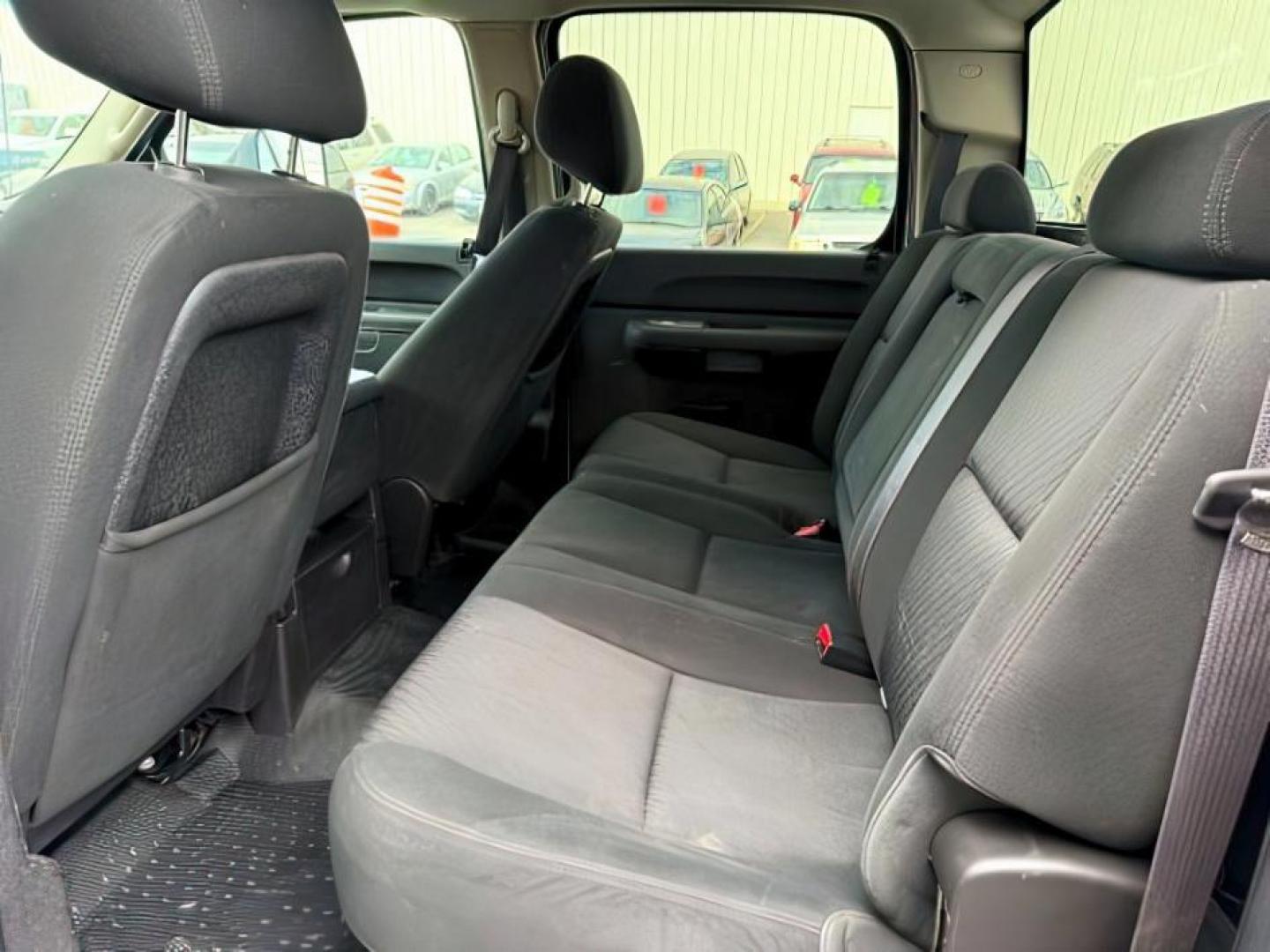 2012 WHITE /CLOTH GMC Sierra 2500HD SLE (1GT120CG6CF) with an 6.0 engine, AUTOMATIC transmission, located at 1235 N Woodruff Ave., Idaho Falls, 83401, (208) 523-1053, 43.507172, -112.000488 - At Timberline Auto, finding a great deal on your next vehicle is always easy! Our experienced sales staff's goal is to help find you the right vehicle at the right price! Our knowledgeable finance department has options for almost any credit score. We offer extended service contract options to prote - Photo#16