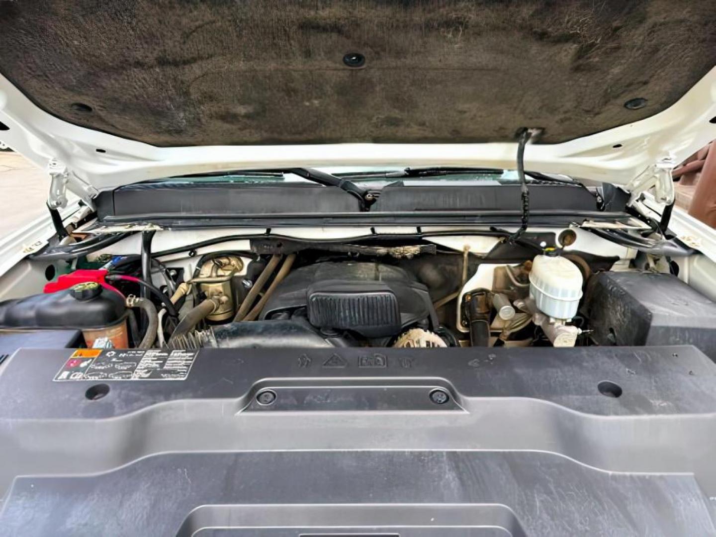 2012 WHITE /CLOTH GMC Sierra 2500HD SLE (1GT120CG6CF) with an 6.0 engine, AUTOMATIC transmission, located at 1235 N Woodruff Ave., Idaho Falls, 83401, (208) 523-1053, 43.507172, -112.000488 - At Timberline Auto, finding a great deal on your next vehicle is always easy! Our experienced sales staff's goal is to help find you the right vehicle at the right price! Our knowledgeable finance department has options for almost any credit score. We offer extended service contract options to prote - Photo#17
