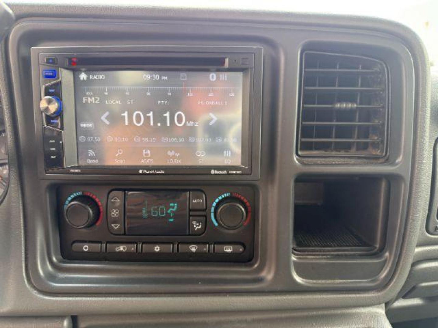 2005 Silver Birch Metallic /Dark Pewter GMC Sierra 2500HD SLT (1GTHK232X5F) with an Duramax 6.6L V-8 diesel direct injection engine, AUTOMATIC transmission, located at 1235 N Woodruff Ave., Idaho Falls, 83401, (208) 523-1053, 43.507172, -112.000488 - At Timberline Auto, finding a great deal on your next vehicle is always easy! Our experienced sales staff's goal is to help find you the right vehicle at the right price! Our knowledgeable finance department has options for almost any credit score. We offer extended service contract options to prote - Photo#11