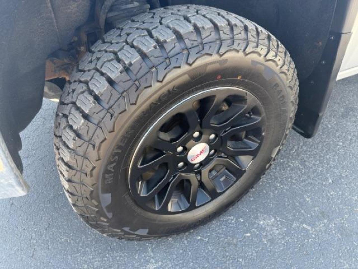 2018 Quicksilver Metallic /Jet Black GMC Sierra 1500 SLE (3GTU2MEC6JG) with an EcoTec3 4.3L V-6 gasoline direct injection engine, AUTOMATIC transmission, located at 1235 N Woodruff Ave., Idaho Falls, 83401, (208) 523-1053, 43.507172, -112.000488 - At Timberline Auto, finding a great deal on your next vehicle is always easy! Our experienced sales staff's goal is to help find you the right vehicle at the right price! Our knowledgeable finance department has options for almost any credit score. We offer extended service contract options to prote - Photo#7