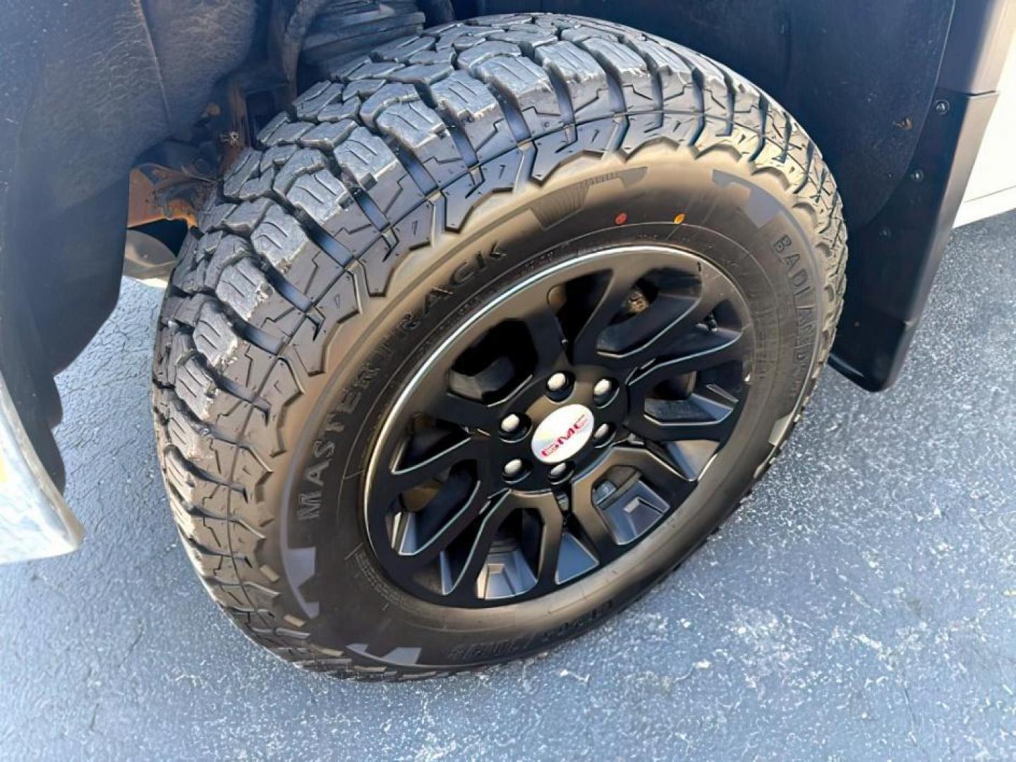 2018 Quicksilver Metallic /Jet Black GMC Sierra 1500 SLE (3GTU2MEC6JG) with an EcoTec3 4.3L V-6 gasoline direct injection engine, AUTOMATIC transmission, located at 1235 N Woodruff Ave., Idaho Falls, 83401, (208) 523-1053, 43.507172, -112.000488 - At Timberline Auto, finding a great deal on your next vehicle is always easy! Our experienced sales staff's goal is to help find you the right vehicle at the right price! Our knowledgeable finance department has options for almost any credit score. We offer extended service contract options to prote - Photo#7