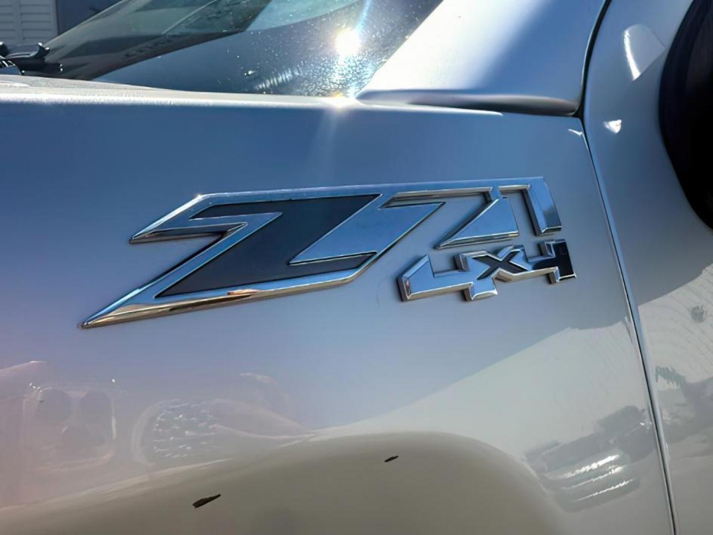 2018 Quicksilver Metallic /Jet Black GMC Sierra 1500 SLE (3GTU2MEC6JG) with an EcoTec3 4.3L V-6 gasoline direct injection engine, AUTOMATIC transmission, located at 1235 N Woodruff Ave., Idaho Falls, 83401, (208) 523-1053, 43.507172, -112.000488 - At Timberline Auto, finding a great deal on your next vehicle is always easy! Our experienced sales staff's goal is to help find you the right vehicle at the right price! Our knowledgeable finance department has options for almost any credit score. We offer extended service contract options to prote - Photo#10