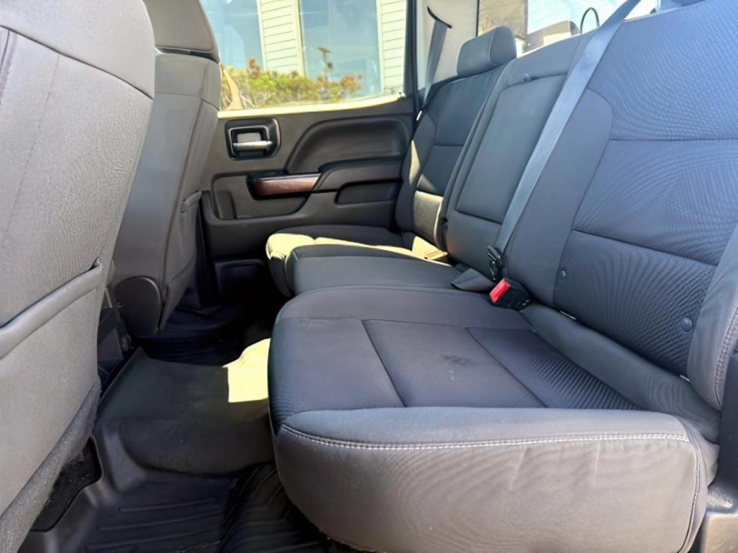 2018 Quicksilver Metallic /Jet Black GMC Sierra 1500 SLE (3GTU2MEC6JG) with an EcoTec3 4.3L V-6 gasoline direct injection engine, AUTOMATIC transmission, located at 1235 N Woodruff Ave., Idaho Falls, 83401, (208) 523-1053, 43.507172, -112.000488 - At Timberline Auto, finding a great deal on your next vehicle is always easy! Our experienced sales staff's goal is to help find you the right vehicle at the right price! Our knowledgeable finance department has options for almost any credit score. We offer extended service contract options to prote - Photo#14