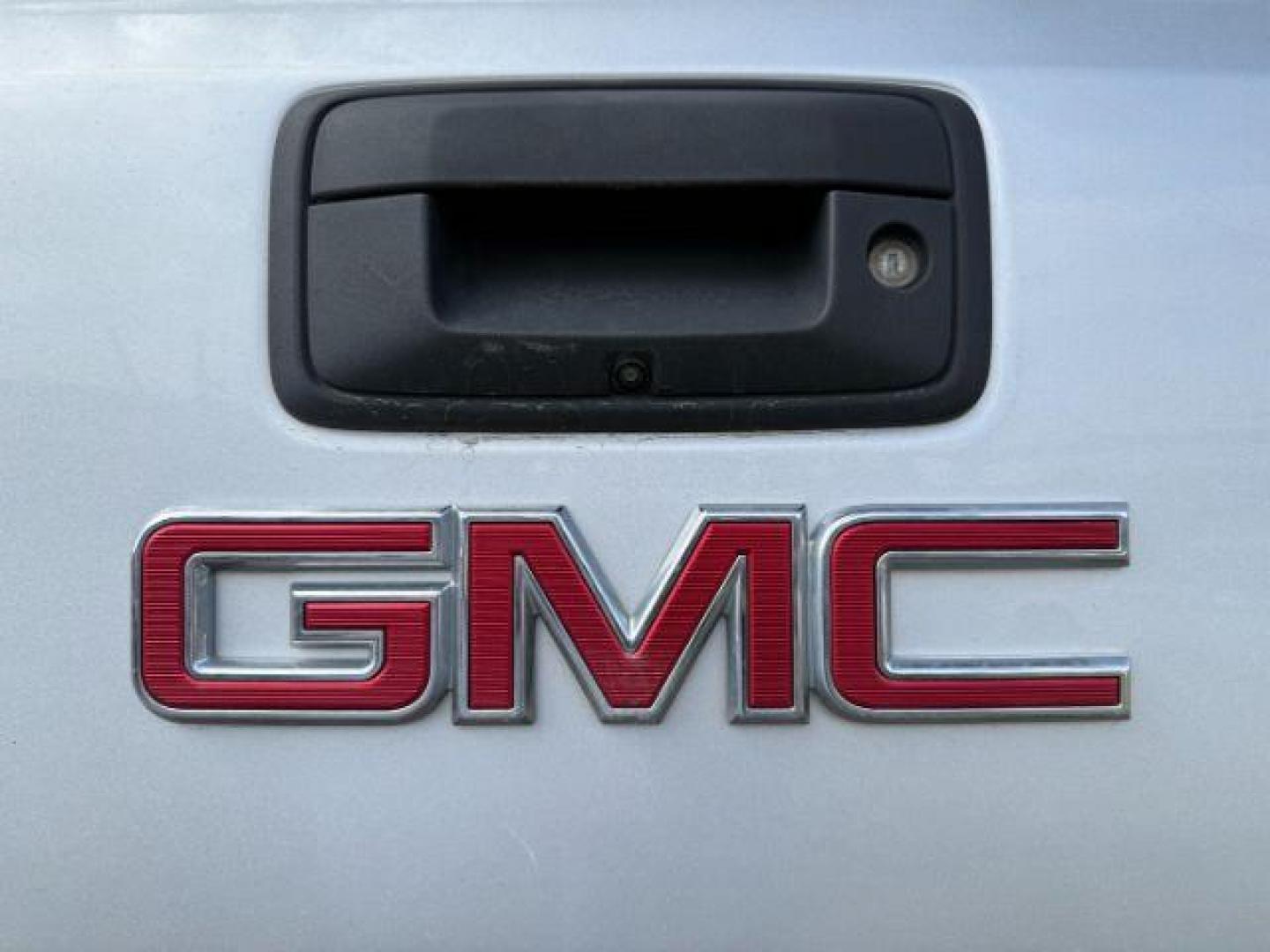 2018 Quicksilver Metallic /Jet Black GMC Sierra 1500 SLE (3GTU2MEC6JG) with an EcoTec3 4.3L V-6 gasoline direct injection engine, AUTOMATIC transmission, located at 1235 N Woodruff Ave., Idaho Falls, 83401, (208) 523-1053, 43.507172, -112.000488 - At Timberline Auto, finding a great deal on your next vehicle is always easy! Our experienced sales staff's goal is to help find you the right vehicle at the right price! Our knowledgeable finance department has options for almost any credit score. We offer extended service contract options to prote - Photo#5