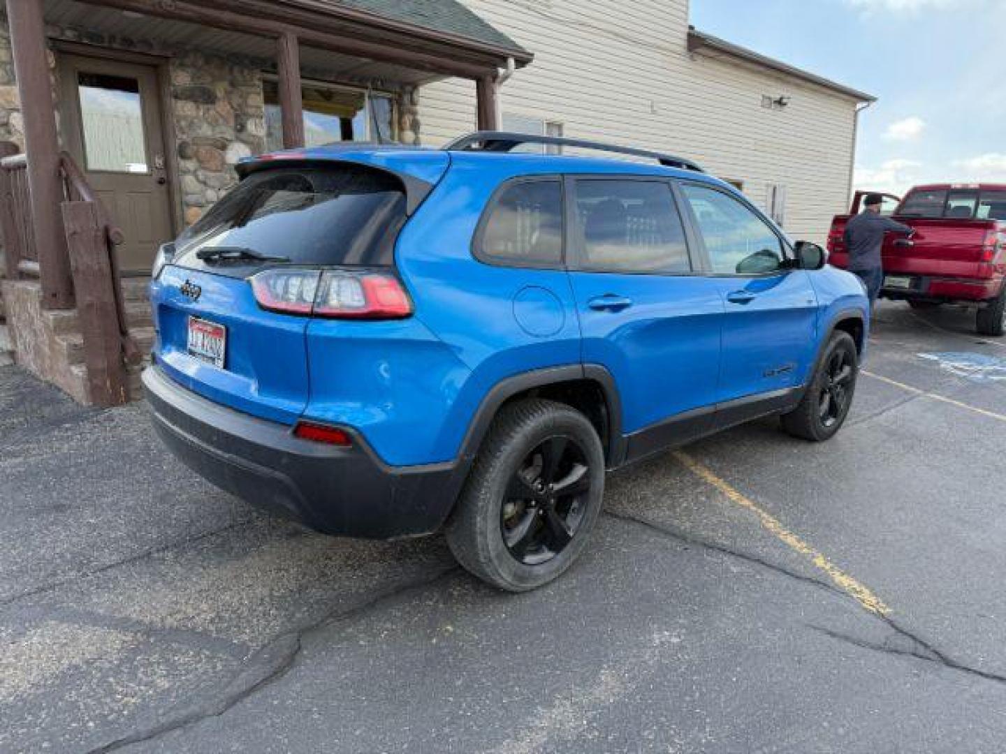 2020 Hydro Blue Pearlcoat /Black Jeep Cherokee Altitude 4X4 (1C4PJMLB9LD) with an 2L I-4 gasoline direct injection engine, AUTOMATIC transmission, located at 1235 N Woodruff Ave., Idaho Falls, 83401, (208) 523-1053, 43.507172, -112.000488 - At Timberline Auto, finding a great deal on your next vehicle is always easy! Our experienced sales staff's goal is to help find you the right vehicle at the right price! Our knowledgeable finance department has options for almost any credit score. We offer extended service contract options to prote - Photo#3