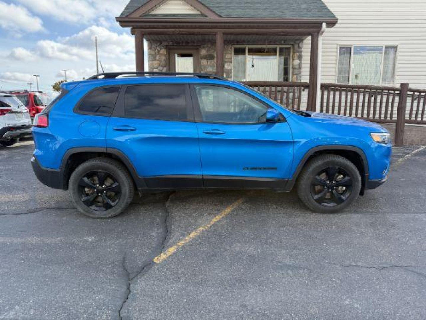 2020 Hydro Blue Pearlcoat /Black Jeep Cherokee Altitude 4X4 (1C4PJMLB9LD) with an 2L I-4 gasoline direct injection engine, AUTOMATIC transmission, located at 1235 N Woodruff Ave., Idaho Falls, 83401, (208) 523-1053, 43.507172, -112.000488 - At Timberline Auto, finding a great deal on your next vehicle is always easy! Our experienced sales staff's goal is to help find you the right vehicle at the right price! Our knowledgeable finance department has options for almost any credit score. We offer extended service contract options to prote - Photo#4
