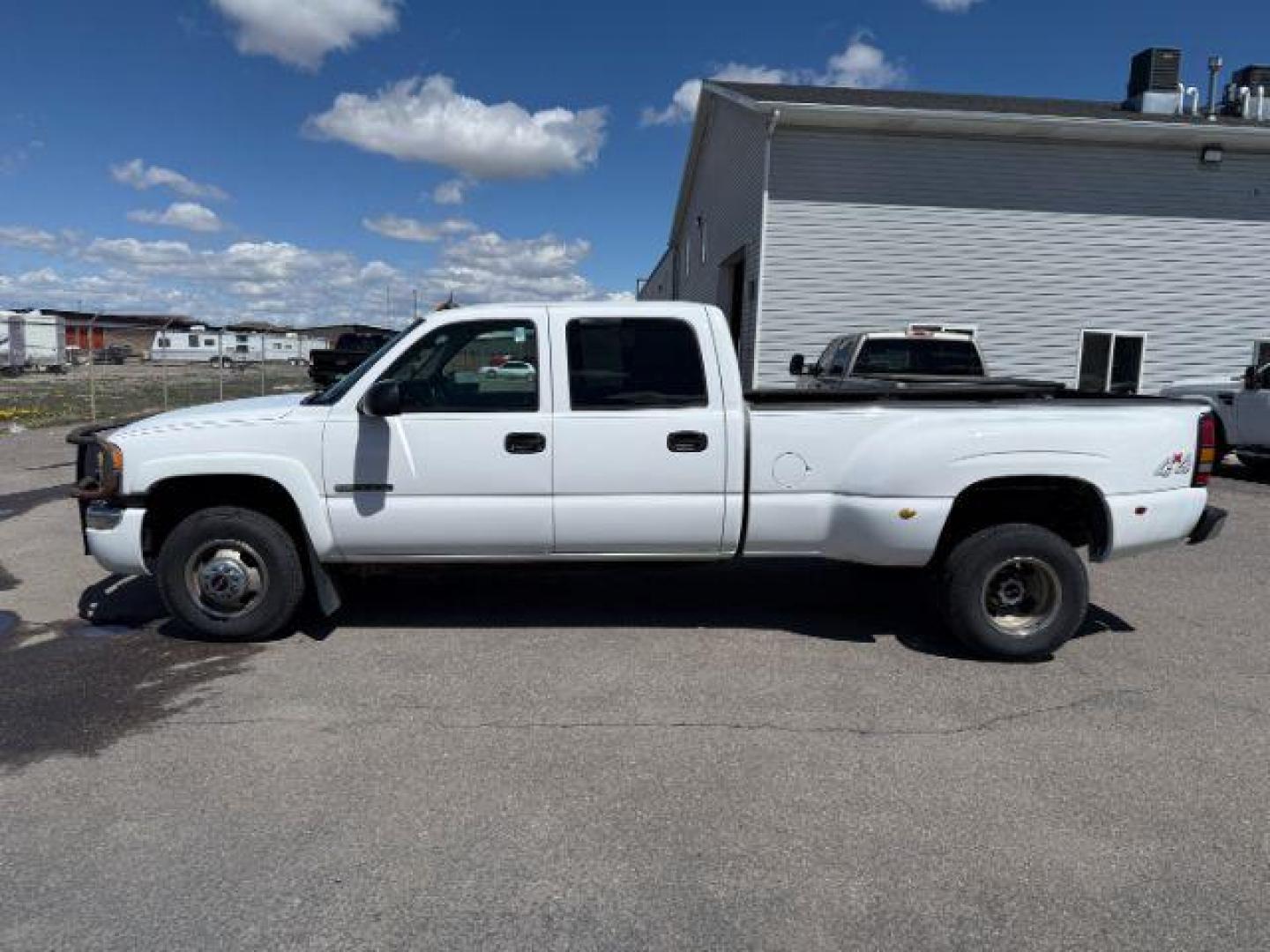 2004 Summit White /Dark Pewter GMC Sierra 3500 SLT (1GTJK33G24F) with an 8.1 engine, AUTOMATIC transmission, located at 1235 N Woodruff Ave., Idaho Falls, 83401, (208) 523-1053, 43.507172, -112.000488 - At Timberline Auto, finding a great deal on your next vehicle is always easy! Our experienced sales staff's goal is to help find you the right vehicle at the right price! Our knowledgeable finance department has options for almost any credit score. We offer extended service contract options to prote - Photo#1
