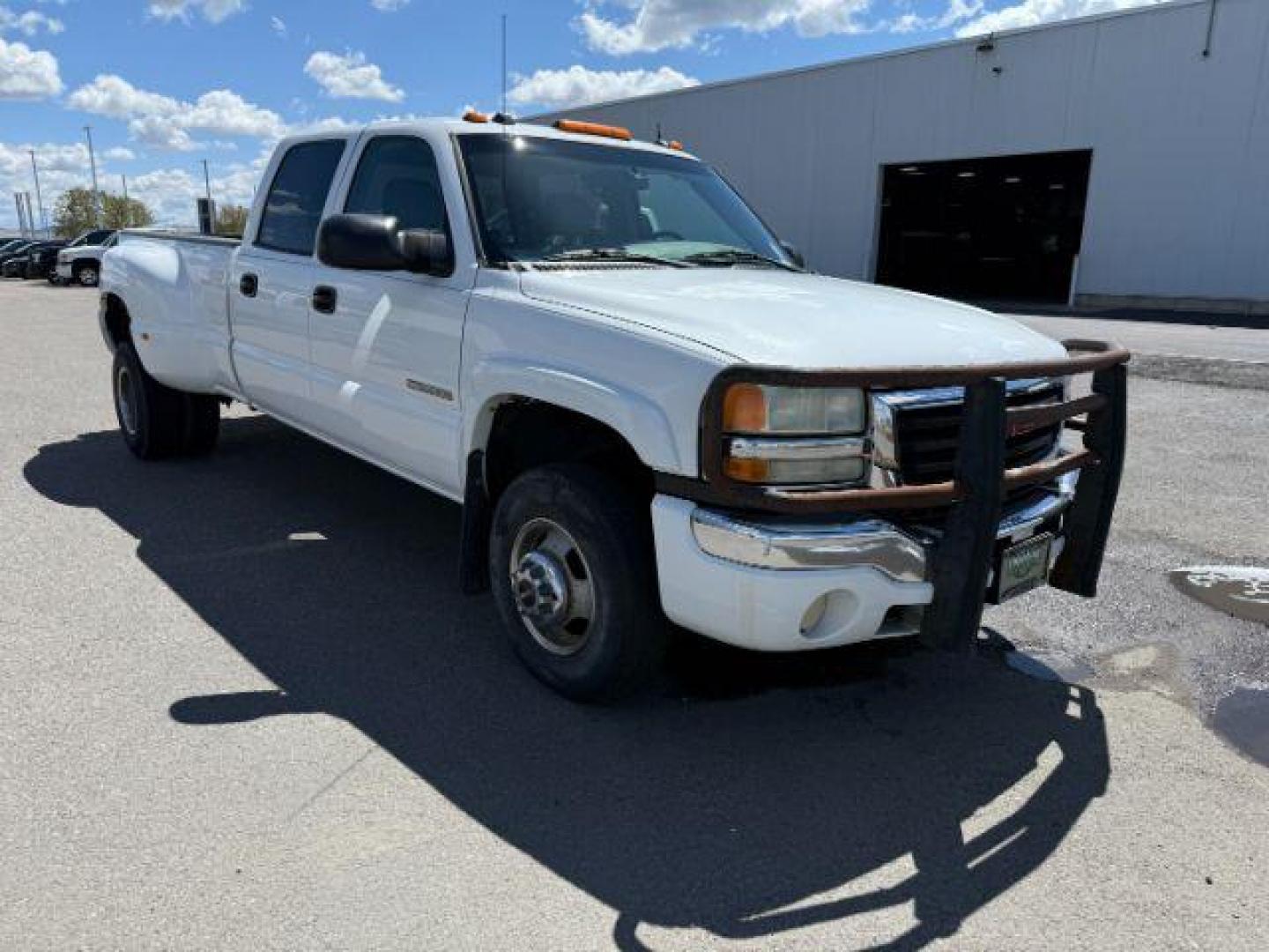 2004 Summit White /Dark Pewter GMC Sierra 3500 SLT (1GTJK33G24F) with an 8.1 engine, AUTOMATIC transmission, located at 1235 N Woodruff Ave., Idaho Falls, 83401, (208) 523-1053, 43.507172, -112.000488 - At Timberline Auto, finding a great deal on your next vehicle is always easy! Our experienced sales staff's goal is to help find you the right vehicle at the right price! Our knowledgeable finance department has options for almost any credit score. We offer extended service contract options to prote - Photo#5