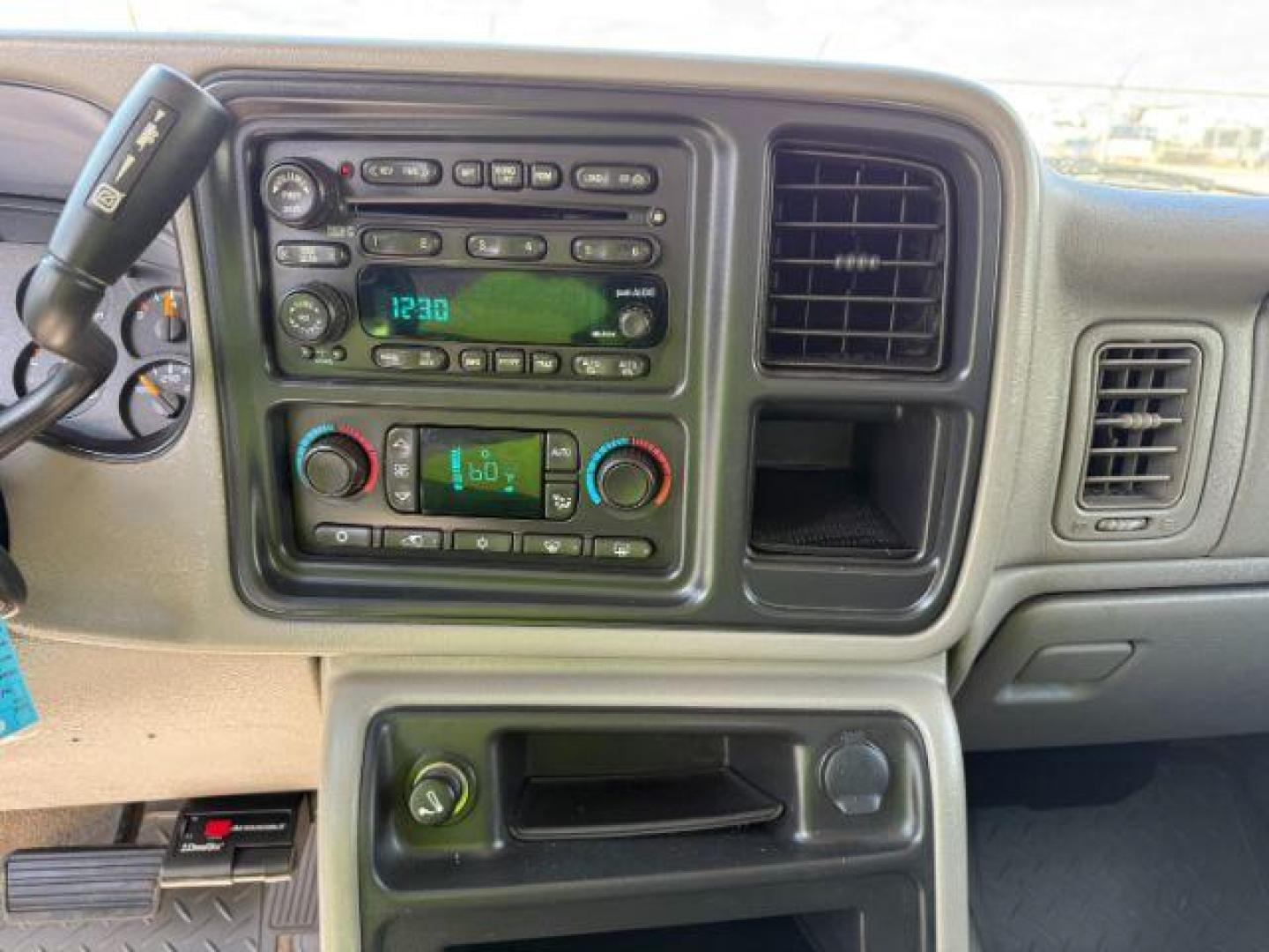 2004 Summit White /Dark Pewter GMC Sierra 3500 SLT (1GTJK33G24F) with an 8.1 engine, AUTOMATIC transmission, located at 1235 N Woodruff Ave., Idaho Falls, 83401, (208) 523-1053, 43.507172, -112.000488 - At Timberline Auto, finding a great deal on your next vehicle is always easy! Our experienced sales staff's goal is to help find you the right vehicle at the right price! Our knowledgeable finance department has options for almost any credit score. We offer extended service contract options to prote - Photo#11
