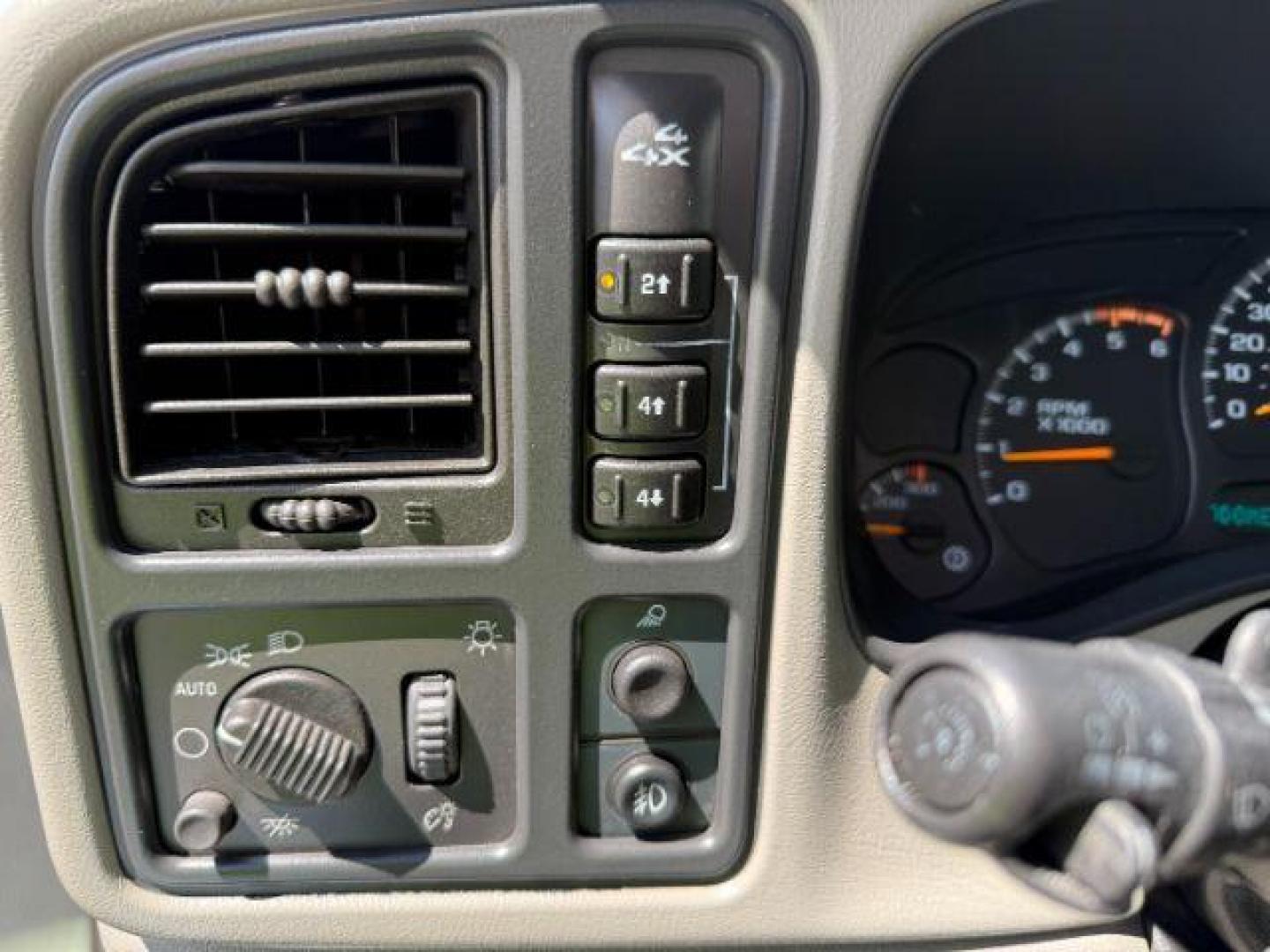2004 Summit White /Dark Pewter GMC Sierra 3500 SLT (1GTJK33G24F) with an 8.1 engine, AUTOMATIC transmission, located at 1235 N Woodruff Ave., Idaho Falls, 83401, (208) 523-1053, 43.507172, -112.000488 - At Timberline Auto, finding a great deal on your next vehicle is always easy! Our experienced sales staff's goal is to help find you the right vehicle at the right price! Our knowledgeable finance department has options for almost any credit score. We offer extended service contract options to prote - Photo#12