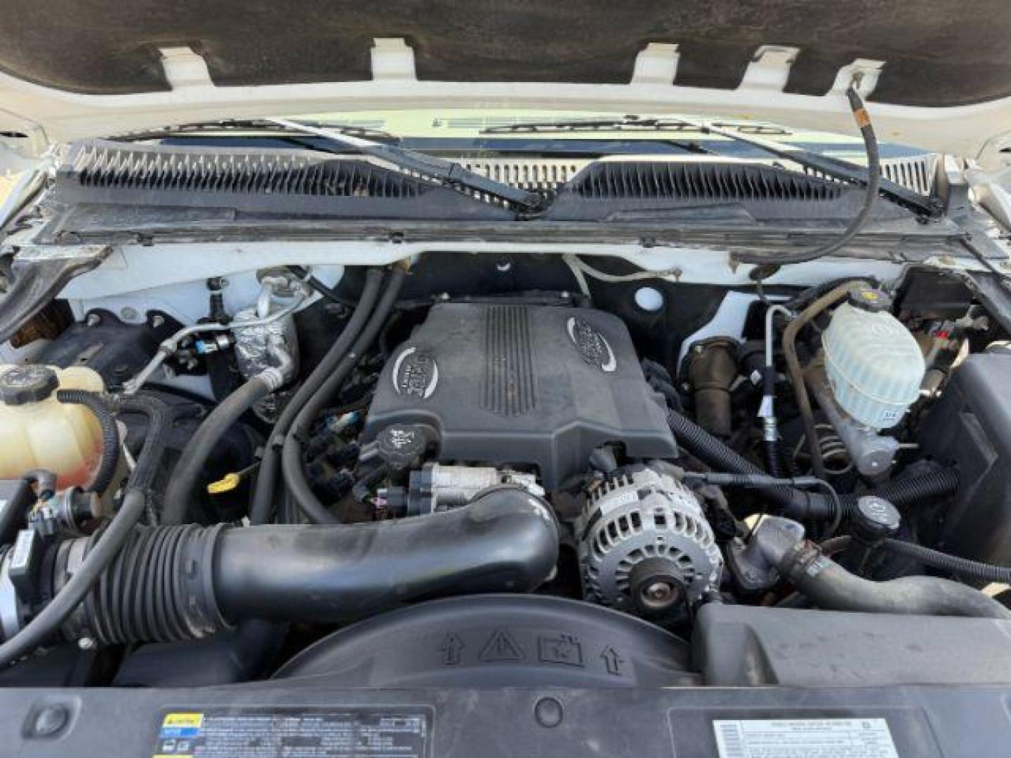 2004 Summit White /Dark Pewter GMC Sierra 3500 SLT (1GTJK33G24F) with an 8.1 engine, AUTOMATIC transmission, located at 1235 N Woodruff Ave., Idaho Falls, 83401, (208) 523-1053, 43.507172, -112.000488 - At Timberline Auto, finding a great deal on your next vehicle is always easy! Our experienced sales staff's goal is to help find you the right vehicle at the right price! Our knowledgeable finance department has options for almost any credit score. We offer extended service contract options to prote - Photo#18