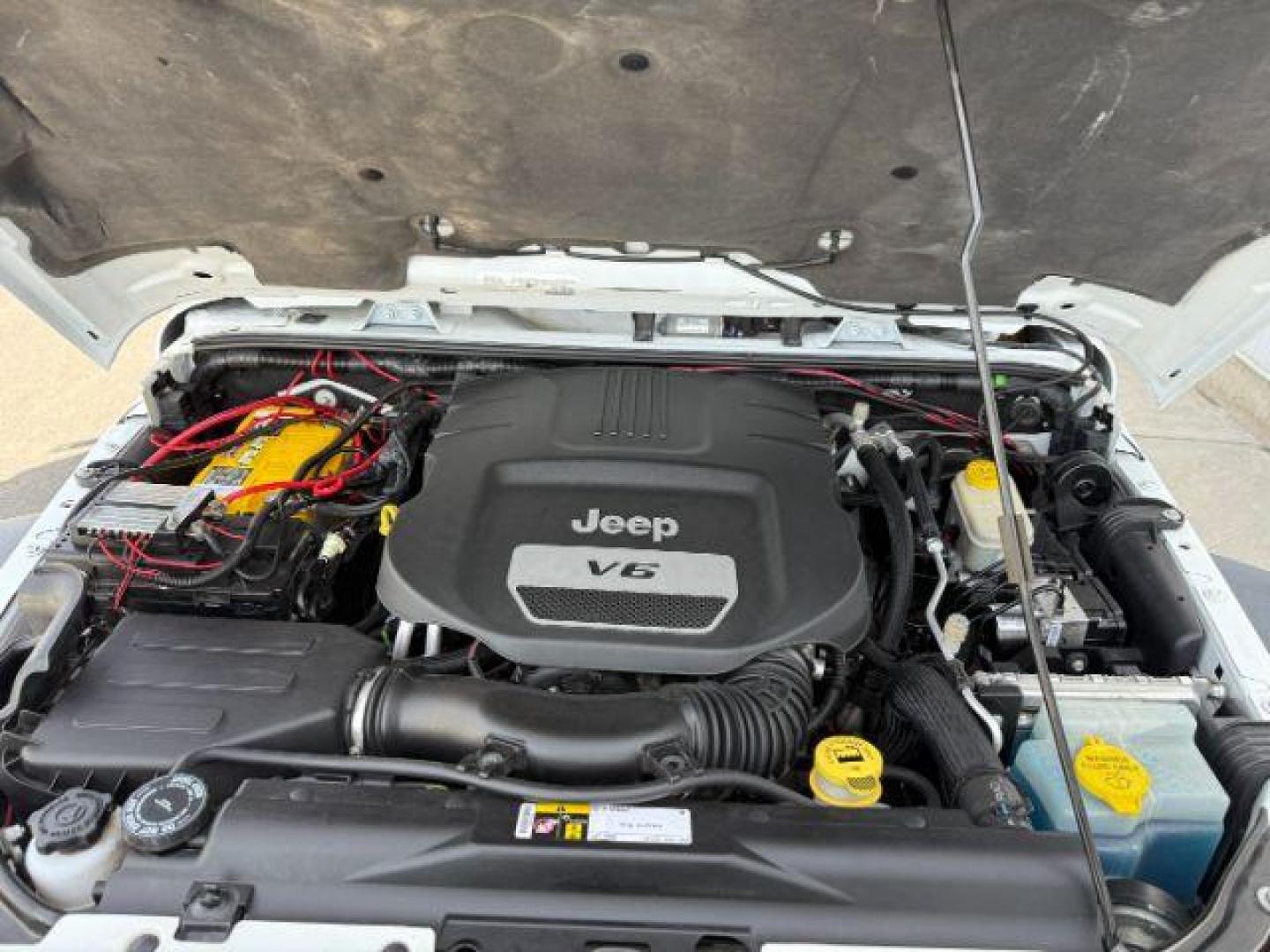 2016 Bright White Clearcoat /Black Jeep Wrangler Unlimited Rubicon (1C4BJWFG1GL) with an Pentastar 3.6L V-6 DOHC engine, AUTOMATIC transmission, located at 1235 N Woodruff Ave., Idaho Falls, 83401, (208) 523-1053, 43.507172, -112.000488 - Photo#19