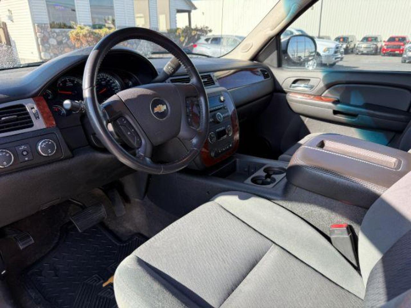 2009 SILVER /Ebony Chevrolet Avalanche 1500 LT1 (3GNFK22039G) with an 5.3 engine, AUTOMATIC transmission, located at 1235 N Woodruff Ave., Idaho Falls, 83401, (208) 523-1053, 43.507172, -112.000488 - At Timberline Auto, finding a great deal on your next vehicle is always easy! Our experienced sales staff's goal is to help find you the right vehicle at the right price! Our knowledgeable finance department has options for almost any credit score. We offer extended service contract options to prote - Photo#10