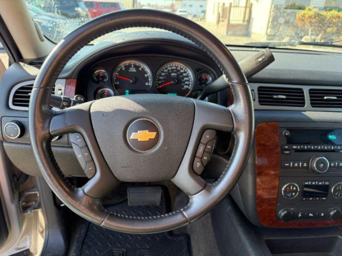 2009 SILVER /Ebony Chevrolet Avalanche 1500 LT1 (3GNFK22039G) with an 5.3 engine, AUTOMATIC transmission, located at 1235 N Woodruff Ave., Idaho Falls, 83401, (208) 523-1053, 43.507172, -112.000488 - At Timberline Auto, finding a great deal on your next vehicle is always easy! Our experienced sales staff's goal is to help find you the right vehicle at the right price! Our knowledgeable finance department has options for almost any credit score. We offer extended service contract options to prote - Photo#11