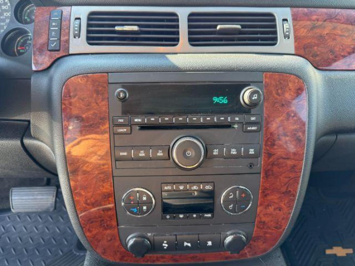 2009 SILVER /Ebony Chevrolet Avalanche 1500 LT1 (3GNFK22039G) with an 5.3 engine, AUTOMATIC transmission, located at 1235 N Woodruff Ave., Idaho Falls, 83401, (208) 523-1053, 43.507172, -112.000488 - At Timberline Auto, finding a great deal on your next vehicle is always easy! Our experienced sales staff's goal is to help find you the right vehicle at the right price! Our knowledgeable finance department has options for almost any credit score. We offer extended service contract options to prote - Photo#12