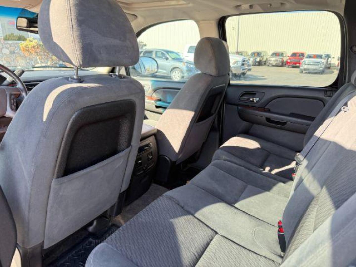 2009 SILVER /Ebony Chevrolet Avalanche 1500 LT1 (3GNFK22039G) with an 5.3 engine, AUTOMATIC transmission, located at 1235 N Woodruff Ave., Idaho Falls, 83401, (208) 523-1053, 43.507172, -112.000488 - At Timberline Auto, finding a great deal on your next vehicle is always easy! Our experienced sales staff's goal is to help find you the right vehicle at the right price! Our knowledgeable finance department has options for almost any credit score. We offer extended service contract options to prote - Photo#17