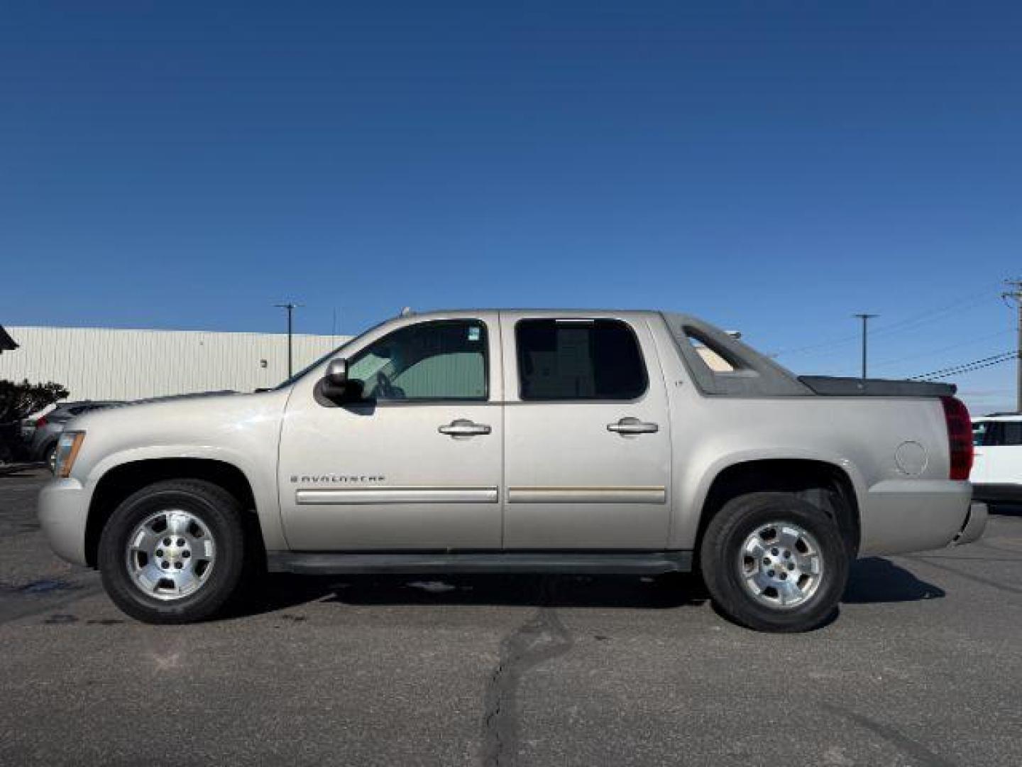 2009 SILVER /Ebony Chevrolet Avalanche 1500 LT1 (3GNFK22039G) with an 5.3 engine, AUTOMATIC transmission, located at 1235 N Woodruff Ave., Idaho Falls, 83401, (208) 523-1053, 43.507172, -112.000488 - At Timberline Auto, finding a great deal on your next vehicle is always easy! Our experienced sales staff's goal is to help find you the right vehicle at the right price! Our knowledgeable finance department has options for almost any credit score. We offer extended service contract options to prote - Photo#1