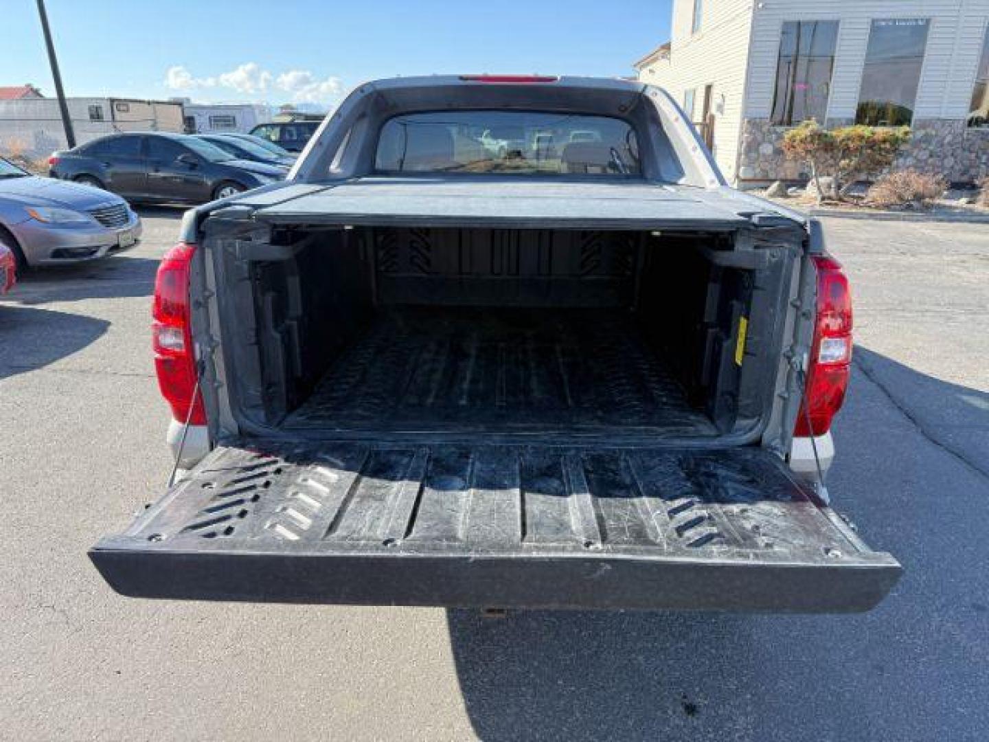 2009 SILVER /Ebony Chevrolet Avalanche 1500 LT1 (3GNFK22039G) with an 5.3 engine, AUTOMATIC transmission, located at 1235 N Woodruff Ave., Idaho Falls, 83401, (208) 523-1053, 43.507172, -112.000488 - At Timberline Auto, finding a great deal on your next vehicle is always easy! Our experienced sales staff's goal is to help find you the right vehicle at the right price! Our knowledgeable finance department has options for almost any credit score. We offer extended service contract options to prote - Photo#4