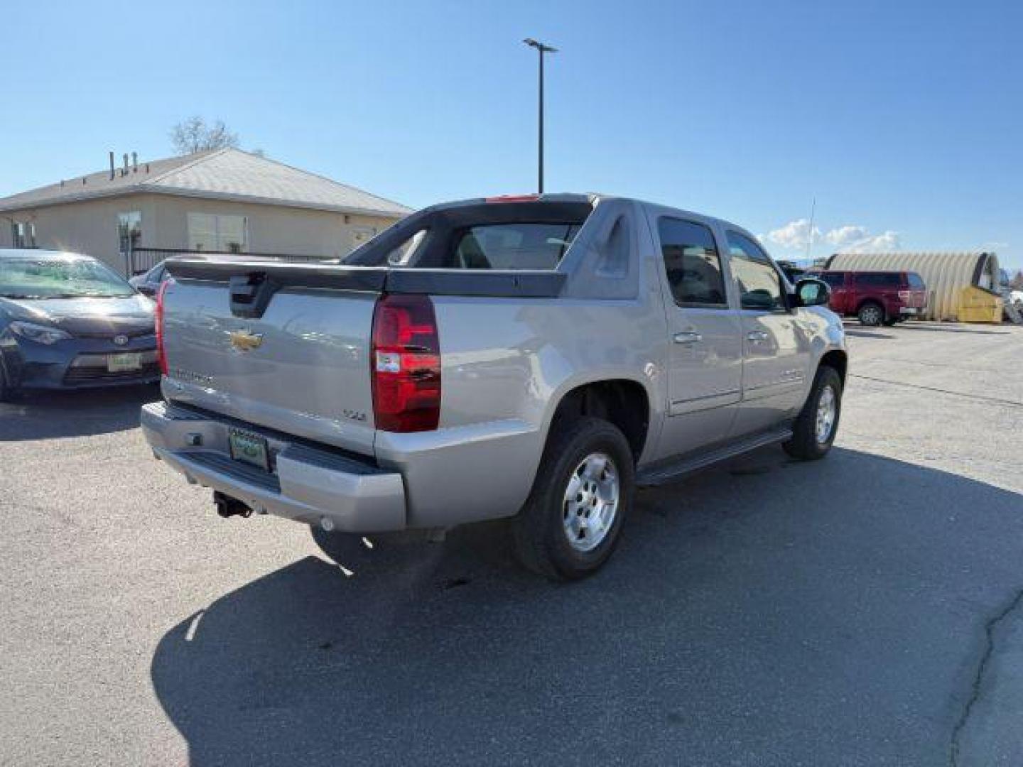 2009 SILVER /Ebony Chevrolet Avalanche 1500 LT1 (3GNFK22039G) with an 5.3 engine, AUTOMATIC transmission, located at 1235 N Woodruff Ave., Idaho Falls, 83401, (208) 523-1053, 43.507172, -112.000488 - At Timberline Auto, finding a great deal on your next vehicle is always easy! Our experienced sales staff's goal is to help find you the right vehicle at the right price! Our knowledgeable finance department has options for almost any credit score. We offer extended service contract options to prote - Photo#5