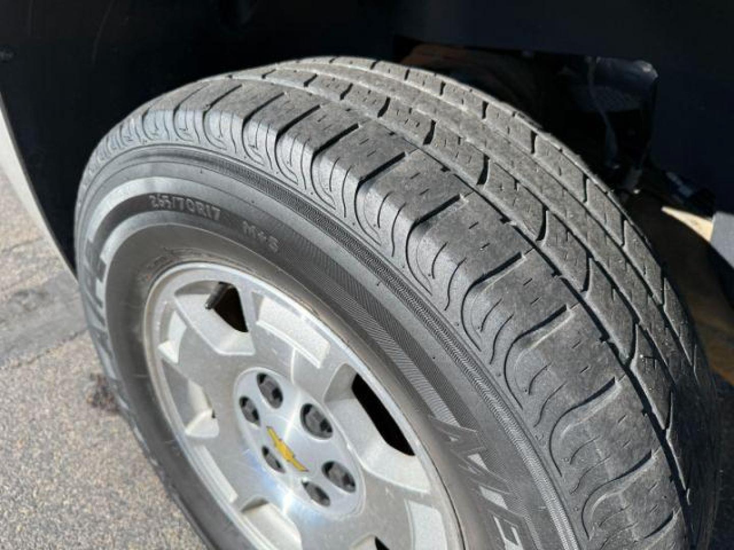 2009 SILVER /Ebony Chevrolet Avalanche 1500 LT1 (3GNFK22039G) with an 5.3 engine, AUTOMATIC transmission, located at 1235 N Woodruff Ave., Idaho Falls, 83401, (208) 523-1053, 43.507172, -112.000488 - At Timberline Auto, finding a great deal on your next vehicle is always easy! Our experienced sales staff's goal is to help find you the right vehicle at the right price! Our knowledgeable finance department has options for almost any credit score. We offer extended service contract options to prote - Photo#8