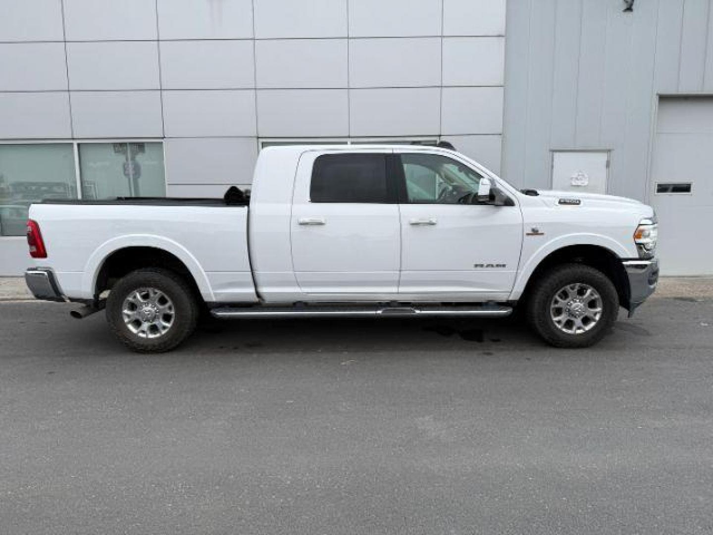 2022 Bright White Clearcoat /Black Ram 2500 LARAMIE (3C6UR5NL6NG) with an 6.7 engine, AUTOMATIC transmission, located at 1235 N Woodruff Ave., Idaho Falls, 83401, (208) 523-1053, 43.507172, -112.000488 - At Timberline Auto, finding a great deal on your next vehicle is always easy! Our experienced sales staff's goal is to help find you the right vehicle at the right price! Our knowledgeable finance department has options for almost any credit score. We offer extended service contract options to prote - Photo#6