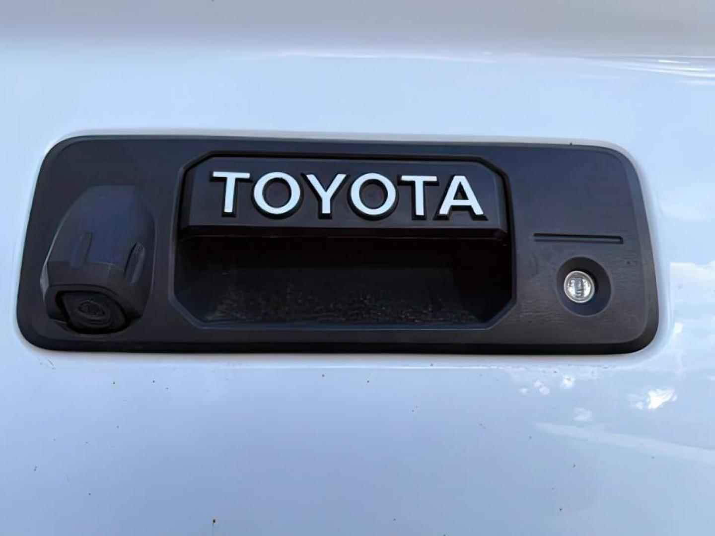 2018 Super White /Black Toyota Tundra SR5 5.7L V8 (5TFDY5F11JX) with an I-FORCE 5.7L V-8 DOHC engine, AUTOMATIC transmission, located at 1235 N Woodruff Ave., Idaho Falls, 83401, (208) 523-1053, 43.507172, -112.000488 - At Timberline Auto, finding a great deal on your next vehicle is always easy! Our experienced sales staff's goal is to help find you the right vehicle at the right price! Our knowledgeable finance department has options for almost any credit score. We offer extended service contract options to prote - Photo#3