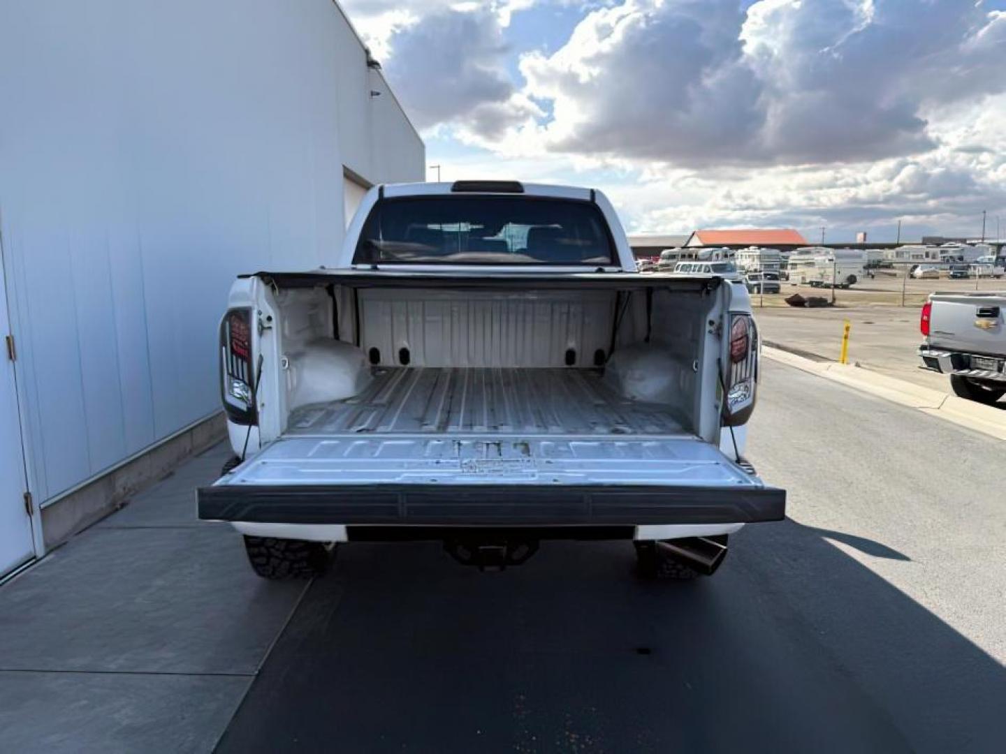 2018 Super White /Black Toyota Tundra SR5 5.7L V8 (5TFDY5F11JX) with an I-FORCE 5.7L V-8 DOHC engine, AUTOMATIC transmission, located at 1235 N Woodruff Ave., Idaho Falls, 83401, (208) 523-1053, 43.507172, -112.000488 - At Timberline Auto, finding a great deal on your next vehicle is always easy! Our experienced sales staff's goal is to help find you the right vehicle at the right price! Our knowledgeable finance department has options for almost any credit score. We offer extended service contract options to prote - Photo#4