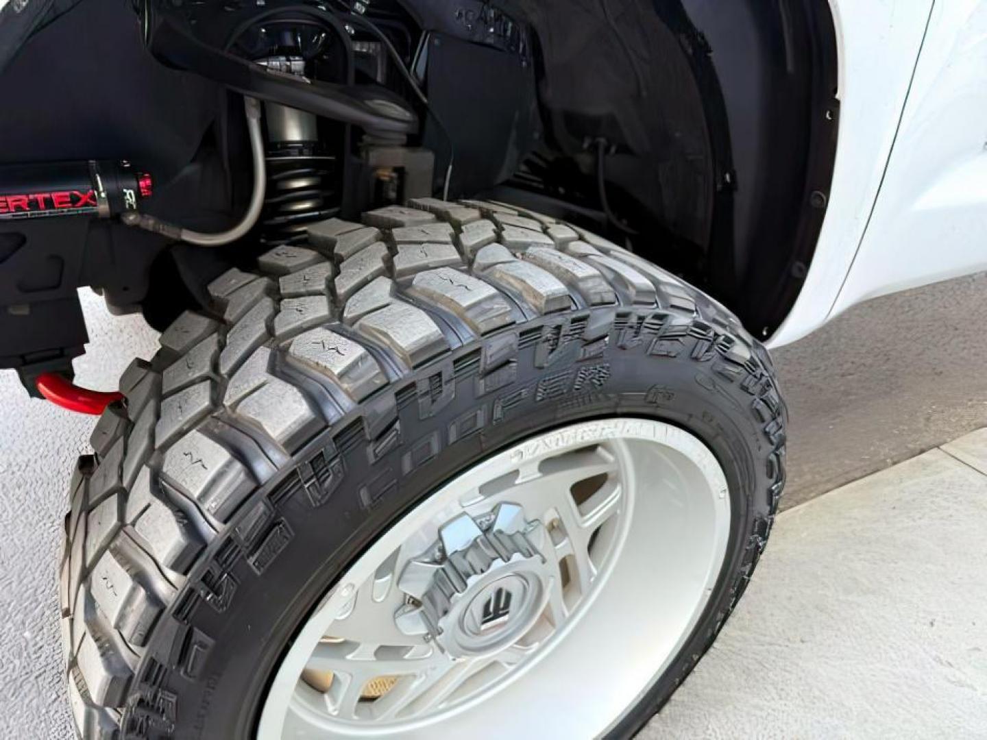 2018 Super White /Black Toyota Tundra SR5 5.7L V8 (5TFDY5F11JX) with an I-FORCE 5.7L V-8 DOHC engine, AUTOMATIC transmission, located at 1235 N Woodruff Ave., Idaho Falls, 83401, (208) 523-1053, 43.507172, -112.000488 - At Timberline Auto, finding a great deal on your next vehicle is always easy! Our experienced sales staff's goal is to help find you the right vehicle at the right price! Our knowledgeable finance department has options for almost any credit score. We offer extended service contract options to prote - Photo#9