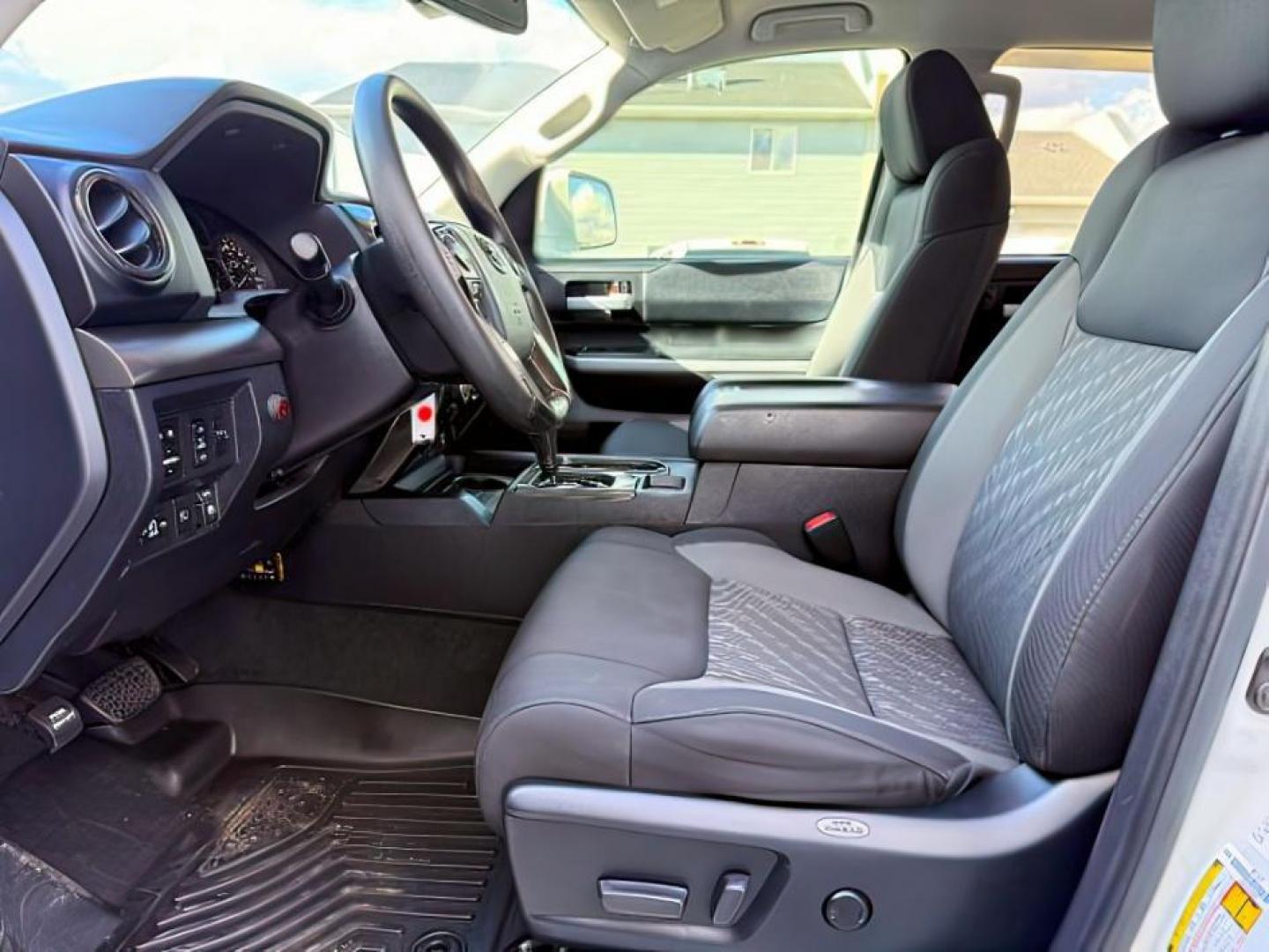 2018 Super White /Black Toyota Tundra SR5 5.7L V8 (5TFDY5F11JX) with an I-FORCE 5.7L V-8 DOHC engine, AUTOMATIC transmission, located at 1235 N Woodruff Ave., Idaho Falls, 83401, (208) 523-1053, 43.507172, -112.000488 - At Timberline Auto, finding a great deal on your next vehicle is always easy! Our experienced sales staff's goal is to help find you the right vehicle at the right price! Our knowledgeable finance department has options for almost any credit score. We offer extended service contract options to prote - Photo#10