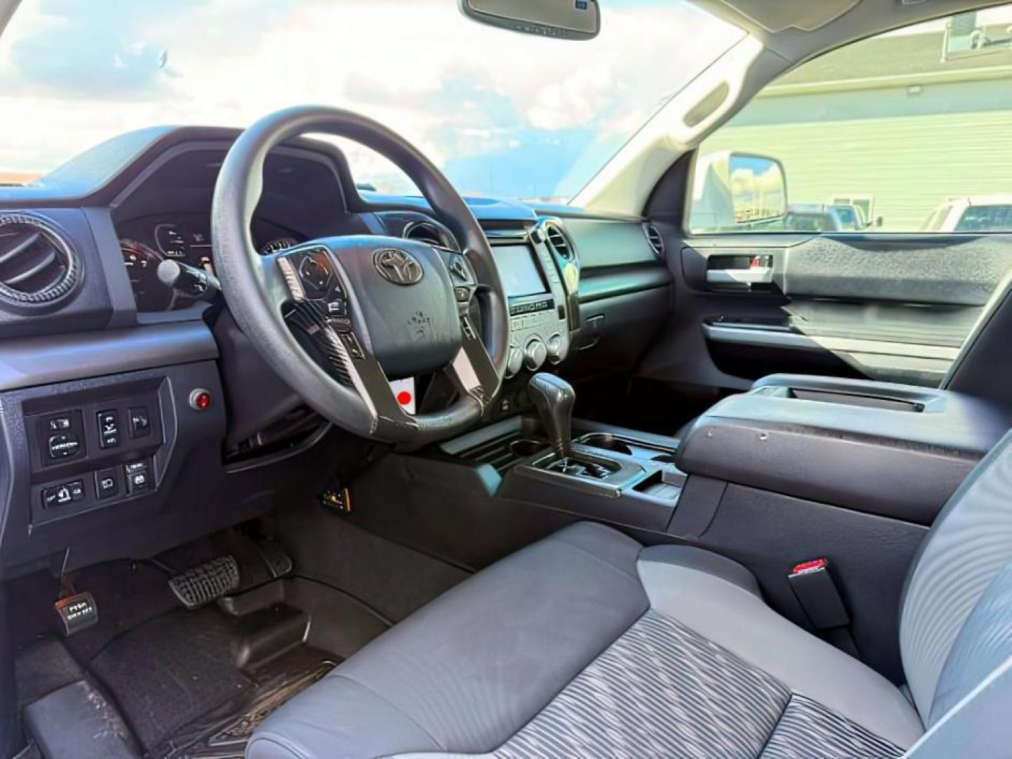 2018 Super White /Black Toyota Tundra SR5 5.7L V8 (5TFDY5F11JX) with an I-FORCE 5.7L V-8 DOHC engine, AUTOMATIC transmission, located at 1235 N Woodruff Ave., Idaho Falls, 83401, (208) 523-1053, 43.507172, -112.000488 - At Timberline Auto, finding a great deal on your next vehicle is always easy! Our experienced sales staff's goal is to help find you the right vehicle at the right price! Our knowledgeable finance department has options for almost any credit score. We offer extended service contract options to prote - Photo#11