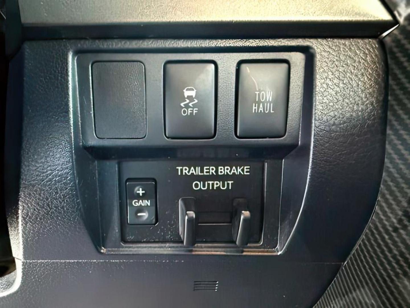2018 Super White /Black Toyota Tundra SR5 5.7L V8 (5TFDY5F11JX) with an I-FORCE 5.7L V-8 DOHC engine, AUTOMATIC transmission, located at 1235 N Woodruff Ave., Idaho Falls, 83401, (208) 523-1053, 43.507172, -112.000488 - At Timberline Auto, finding a great deal on your next vehicle is always easy! Our experienced sales staff's goal is to help find you the right vehicle at the right price! Our knowledgeable finance department has options for almost any credit score. We offer extended service contract options to prote - Photo#14