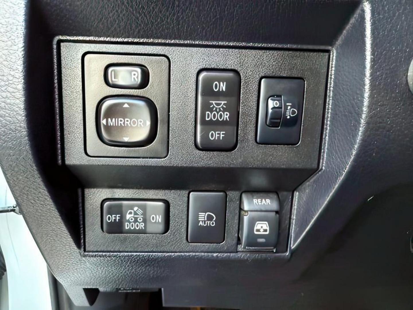 2018 Super White /Black Toyota Tundra SR5 5.7L V8 (5TFDY5F11JX) with an I-FORCE 5.7L V-8 DOHC engine, AUTOMATIC transmission, located at 1235 N Woodruff Ave., Idaho Falls, 83401, (208) 523-1053, 43.507172, -112.000488 - At Timberline Auto, finding a great deal on your next vehicle is always easy! Our experienced sales staff's goal is to help find you the right vehicle at the right price! Our knowledgeable finance department has options for almost any credit score. We offer extended service contract options to prote - Photo#15
