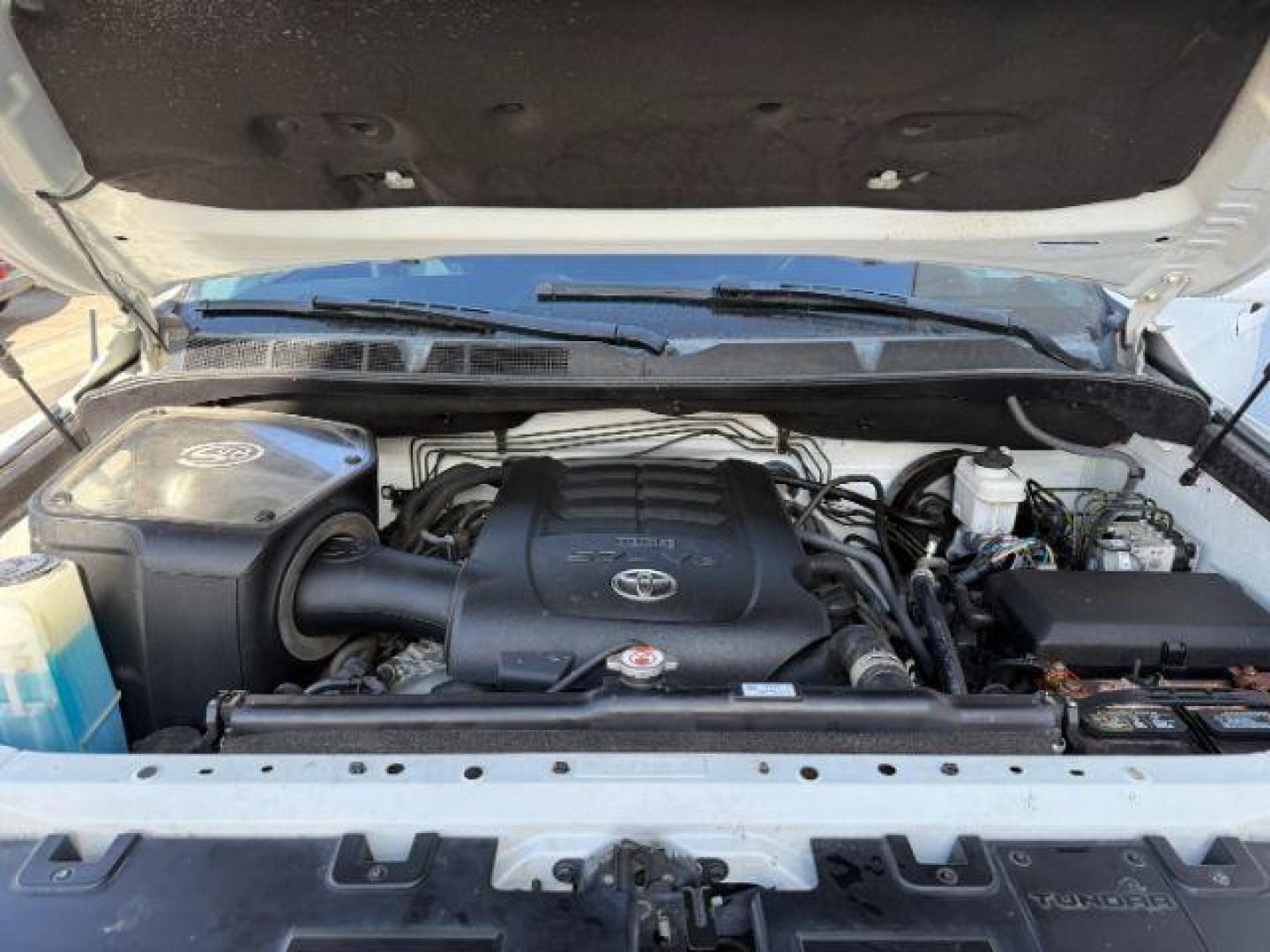 2018 Super White /Black Toyota Tundra SR5 5.7L V8 (5TFDY5F11JX) with an I-FORCE 5.7L V-8 DOHC engine, AUTOMATIC transmission, located at 1235 N Woodruff Ave., Idaho Falls, 83401, (208) 523-1053, 43.507172, -112.000488 - At Timberline Auto, finding a great deal on your next vehicle is always easy! Our experienced sales staff's goal is to help find you the right vehicle at the right price! Our knowledgeable finance department has options for almost any credit score. We offer extended service contract options to prote - Photo#20